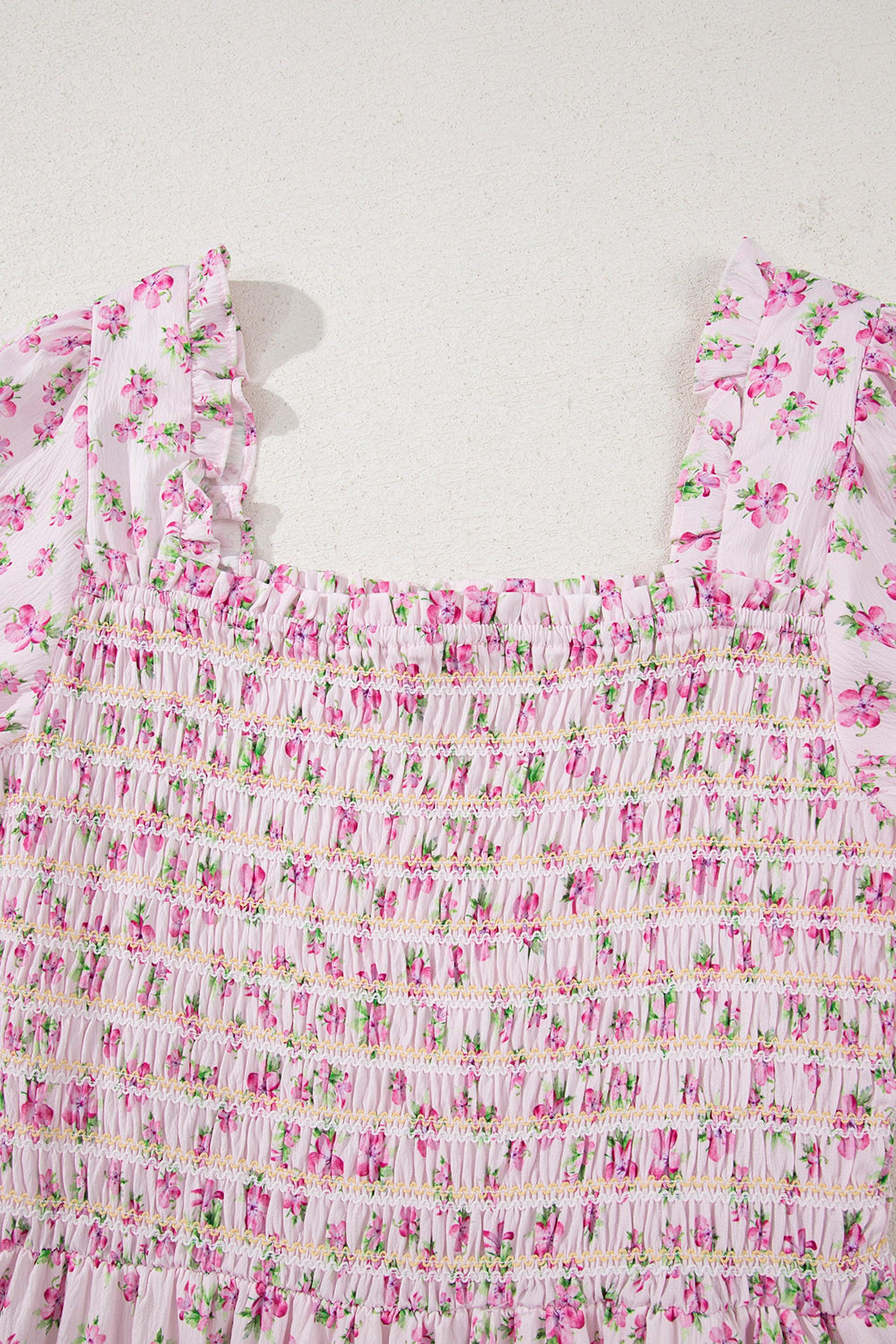 Robe maxi fleurie blanche à volants et corsage froncé
