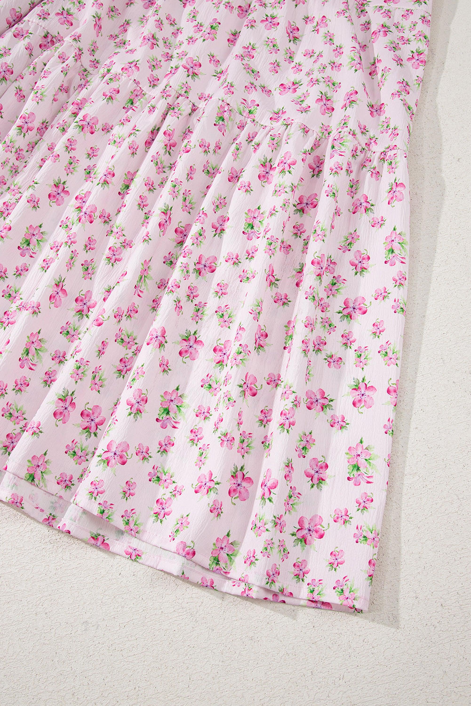 Robe maxi fleurie blanche à volants et corsage froncé