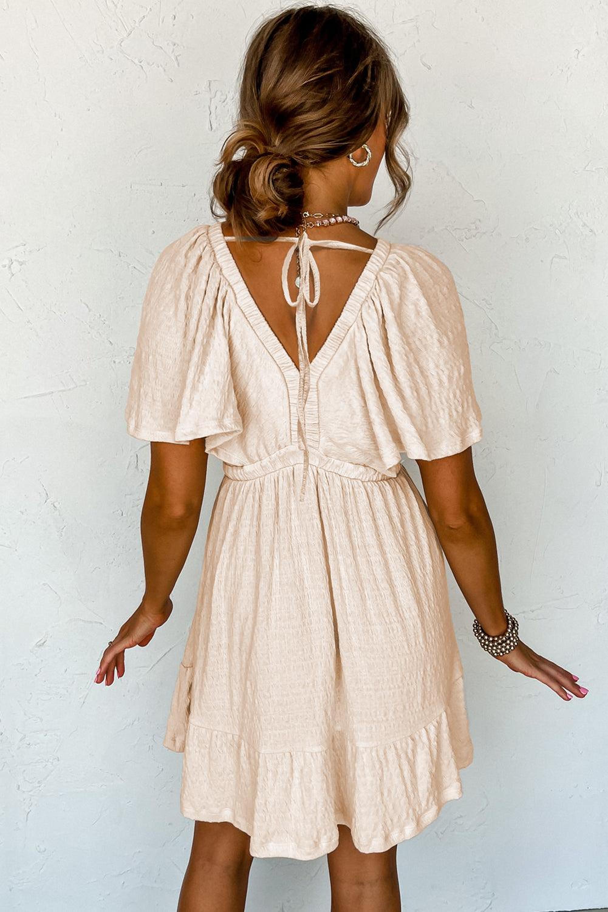 Robe mini texturée avec encolure profonde en V et dos découpé