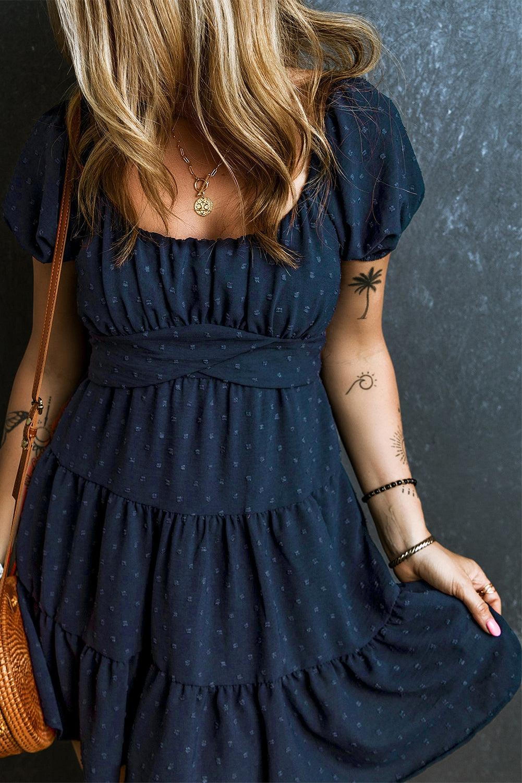 Robe jacquard suisse à pois avec manches bouffantes élégantes