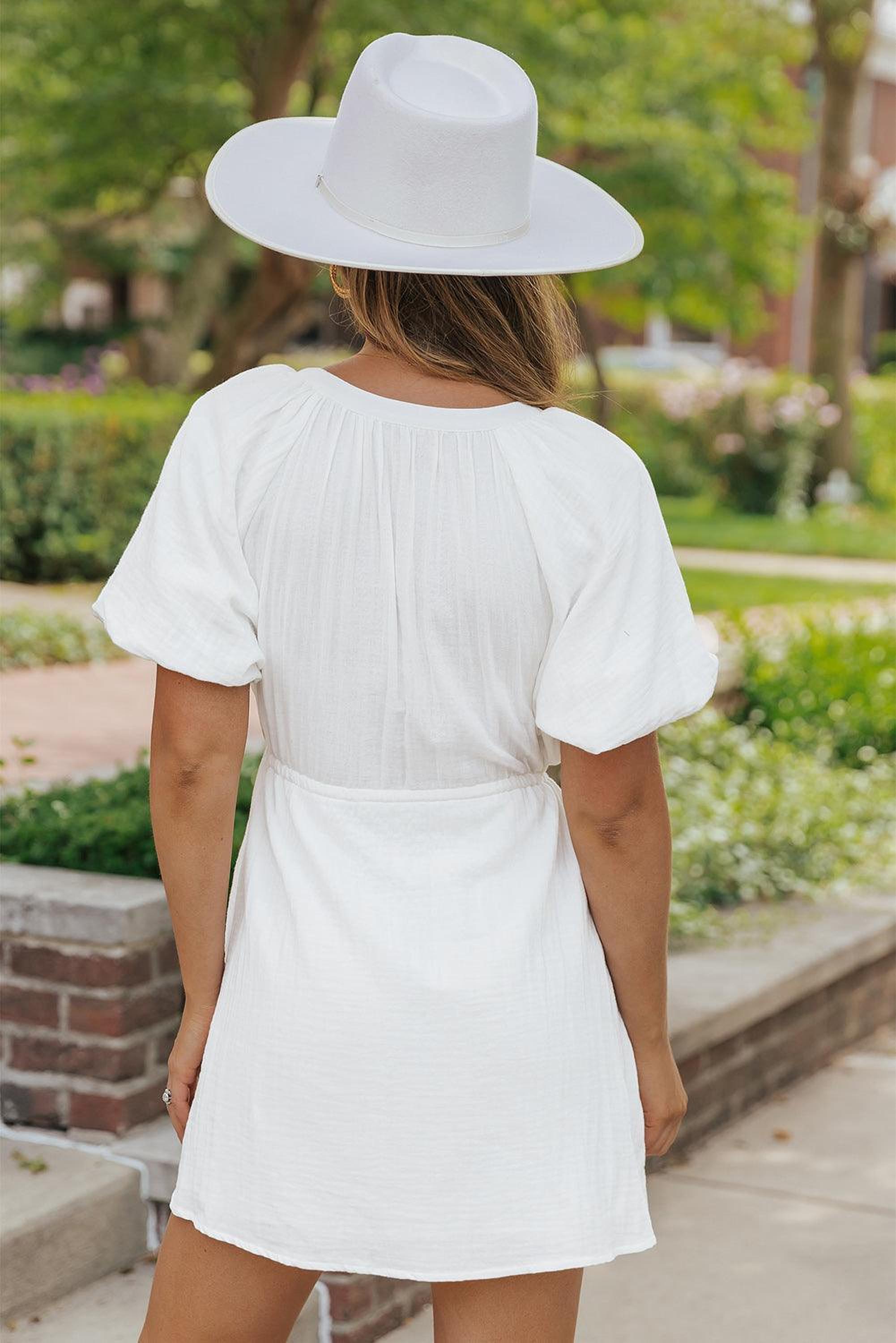 Robe chemise élégante avec manches bouffantes, nœud et poches pour un style pratique