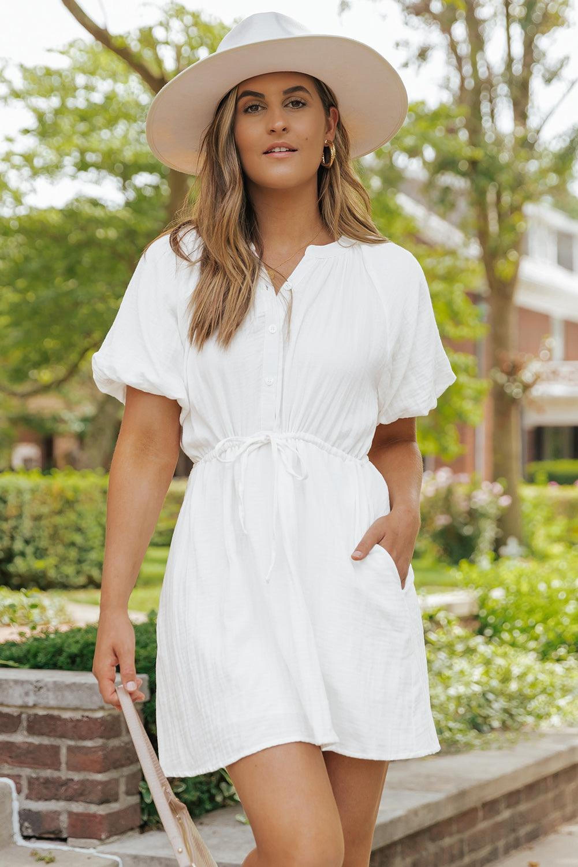 Robe chemise élégante avec manches bouffantes, nœud et poches pour un style pratique
