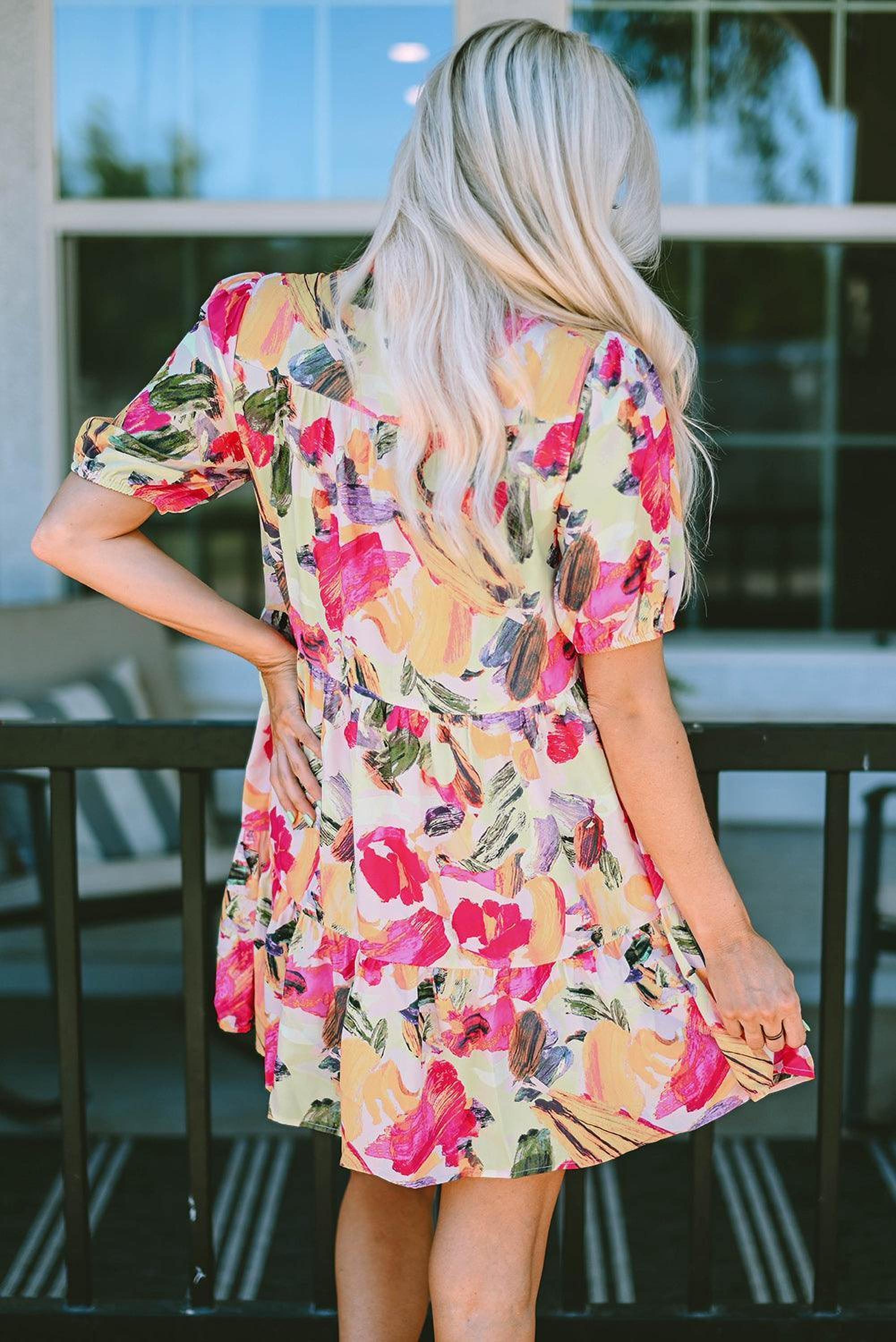Robe chemisier à motifs floraux avec manches courtes