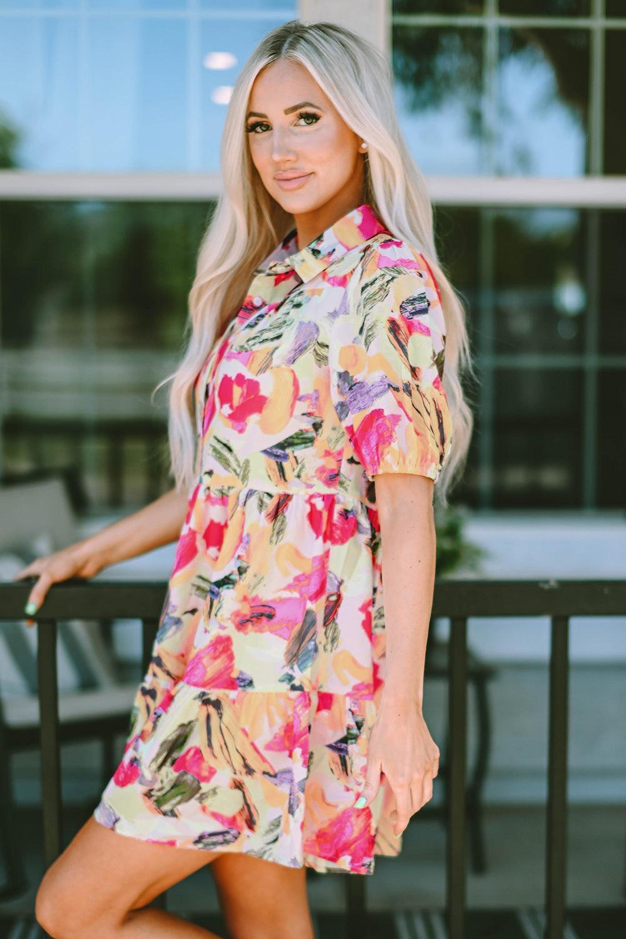 Robe chemisier à motifs floraux avec manches courtes