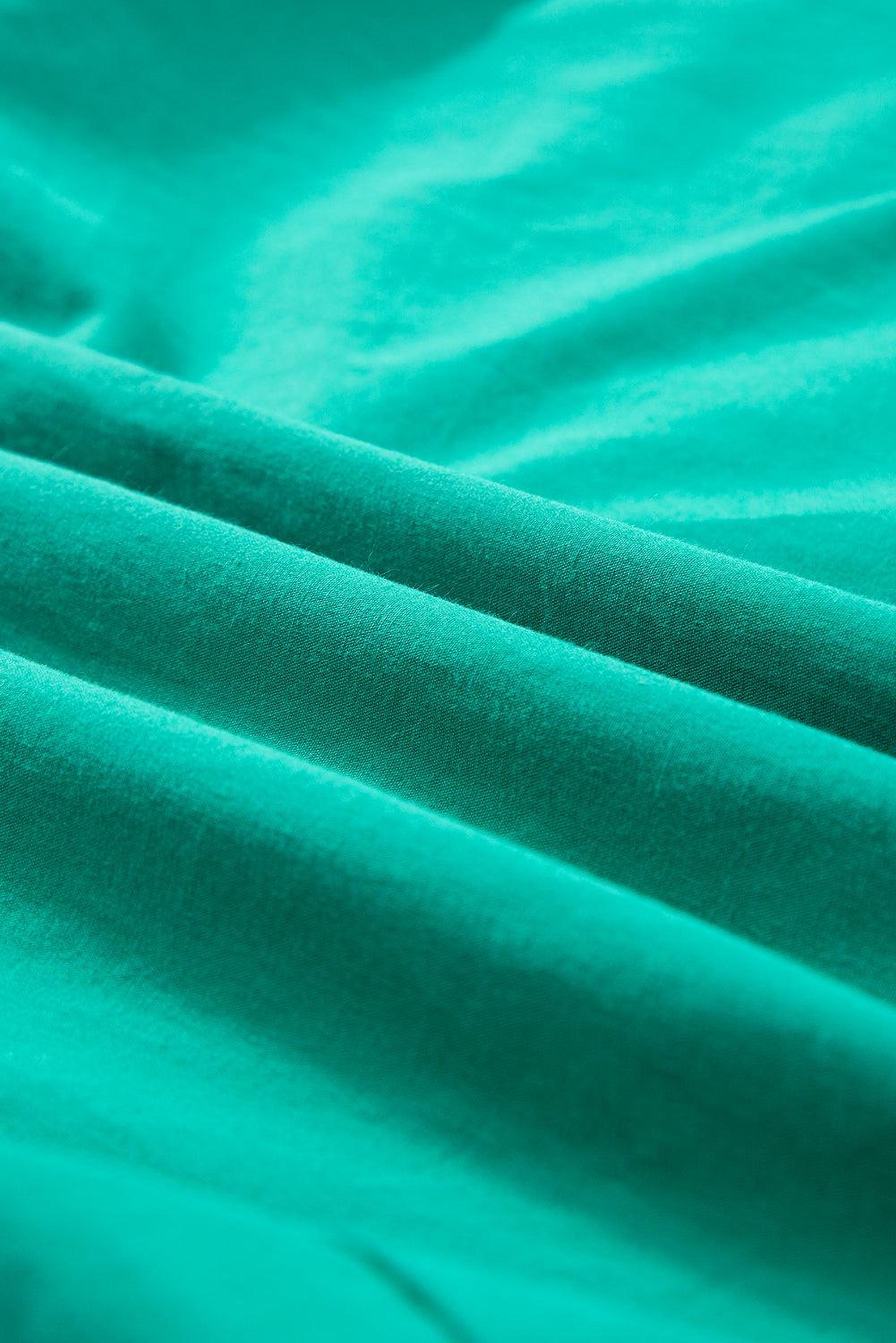 Robe courte élégante avec volants et fermeture à boutons