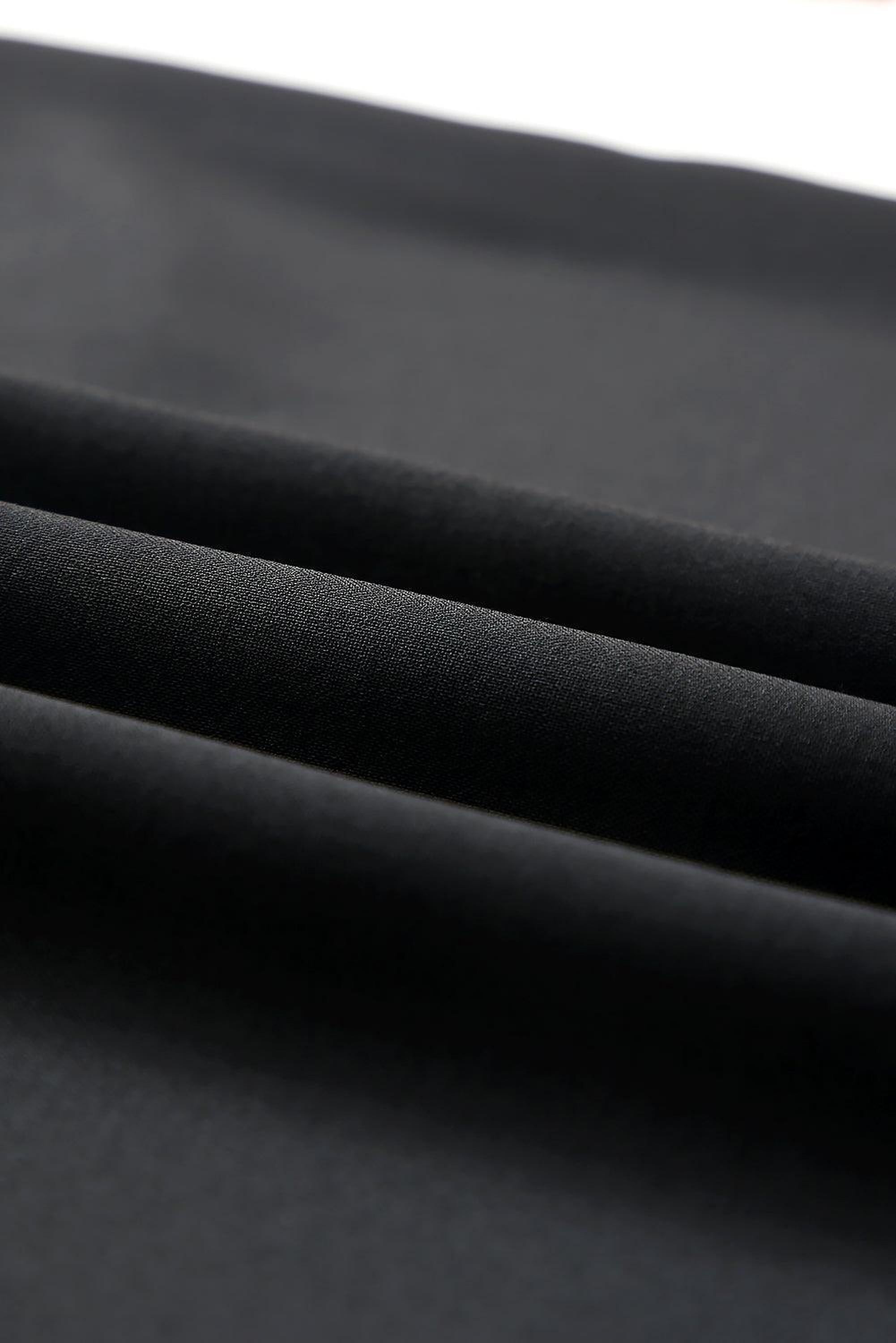 Robe chic avec manches effilochées pour un style décontracté et élégant