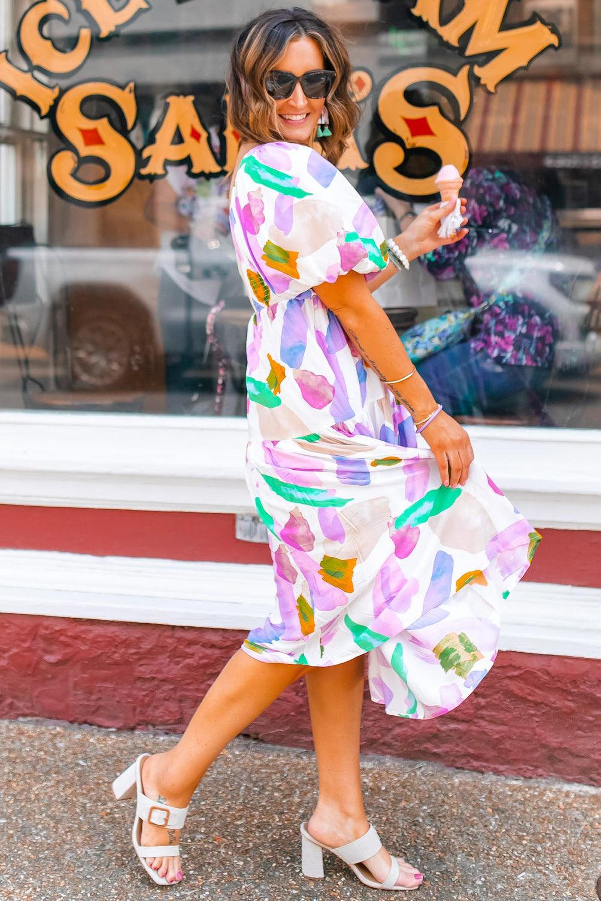 Robe midi imprimée abstraite avec manches bouffantes