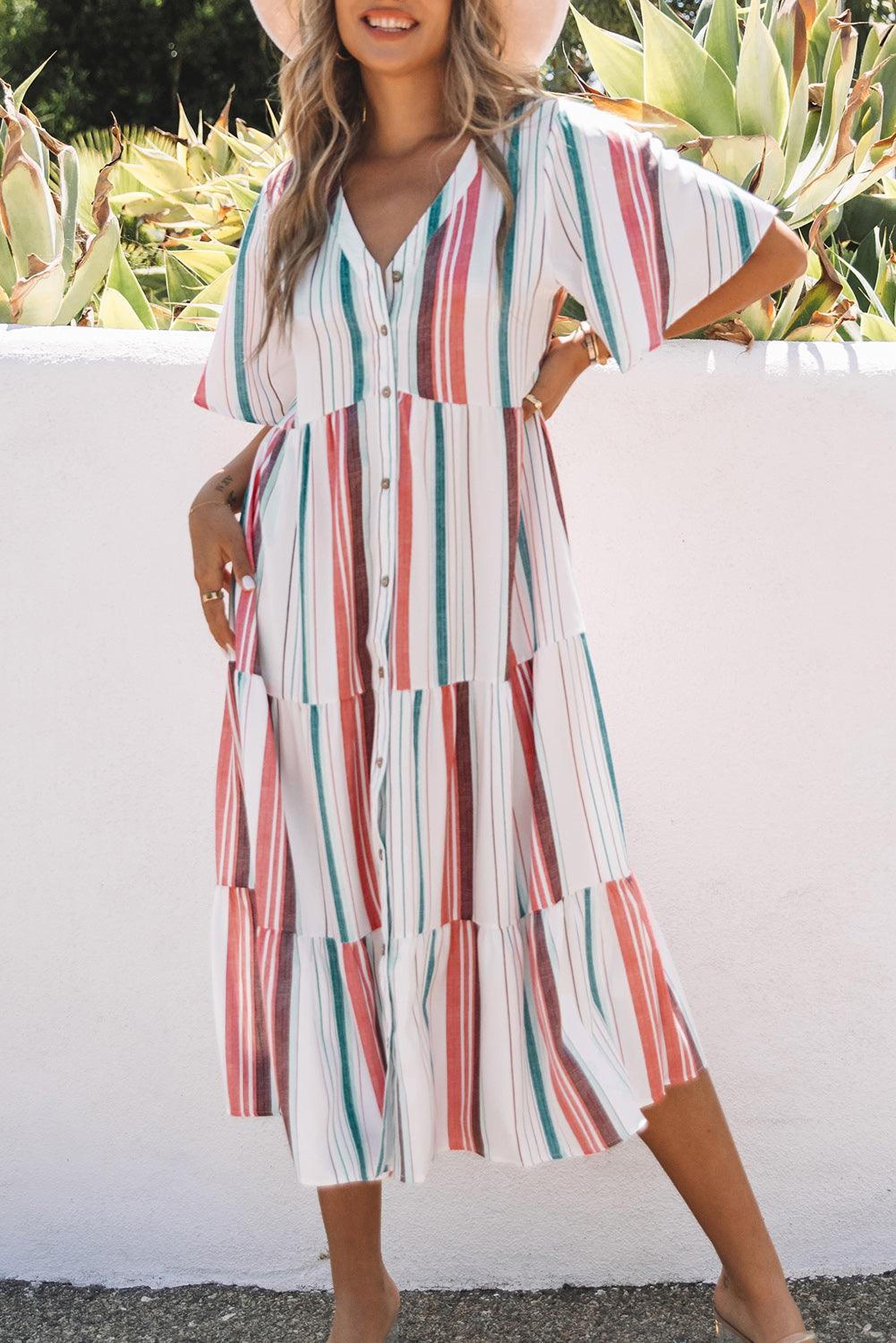 Robe rayée élégante avec col en V et boutons
