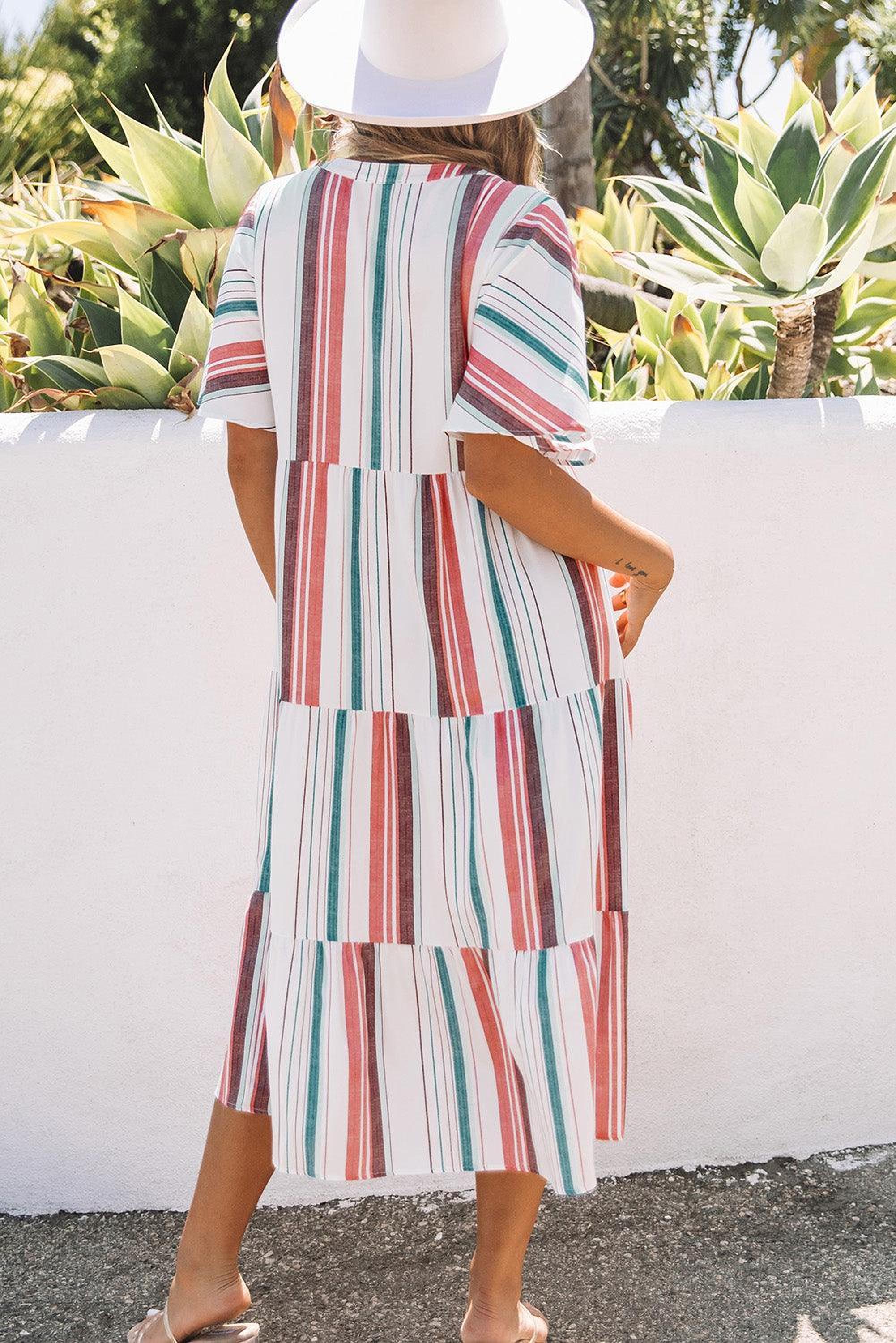 Robe rayée élégante avec col en V et boutons