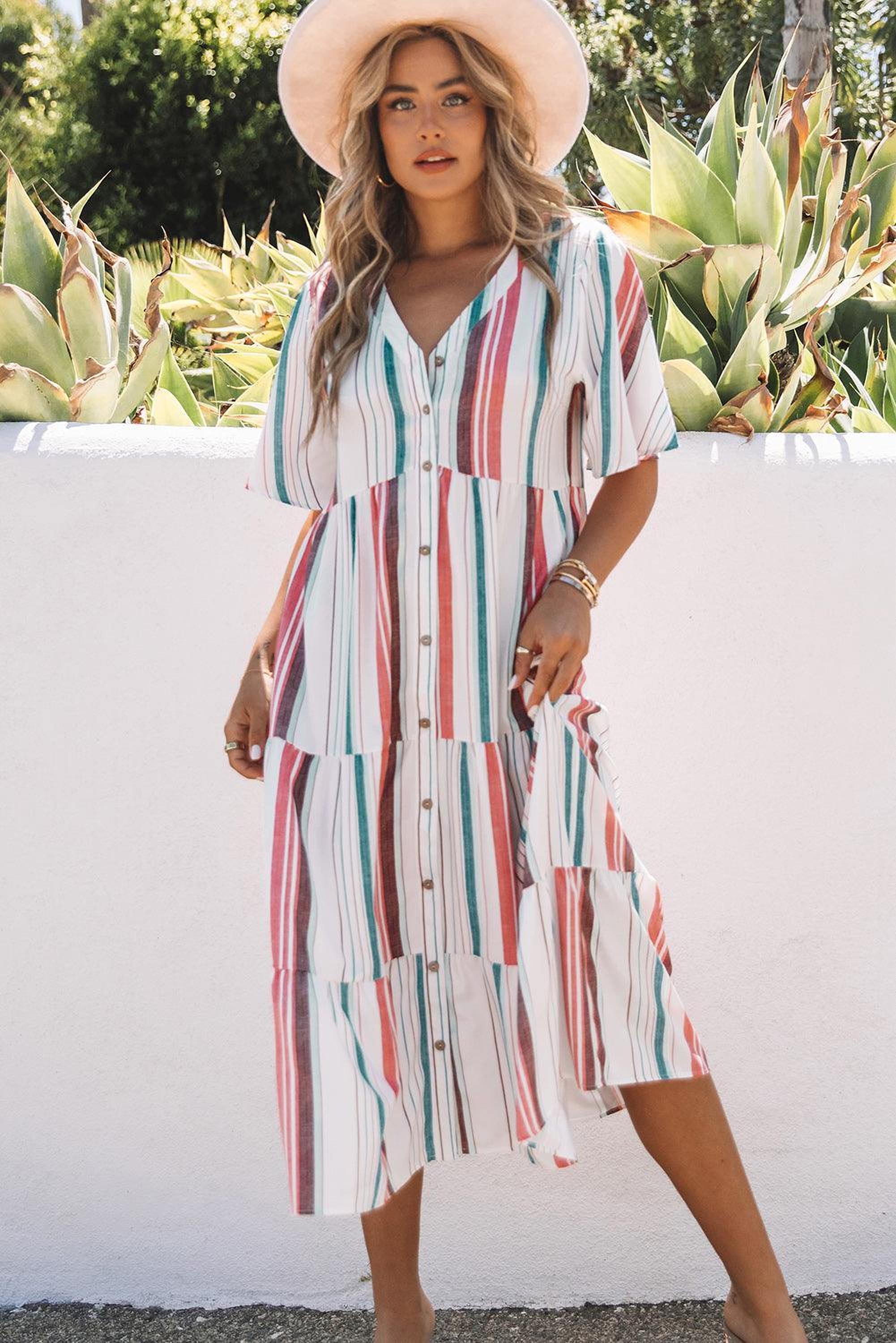 Robe rayée élégante avec col en V et boutons