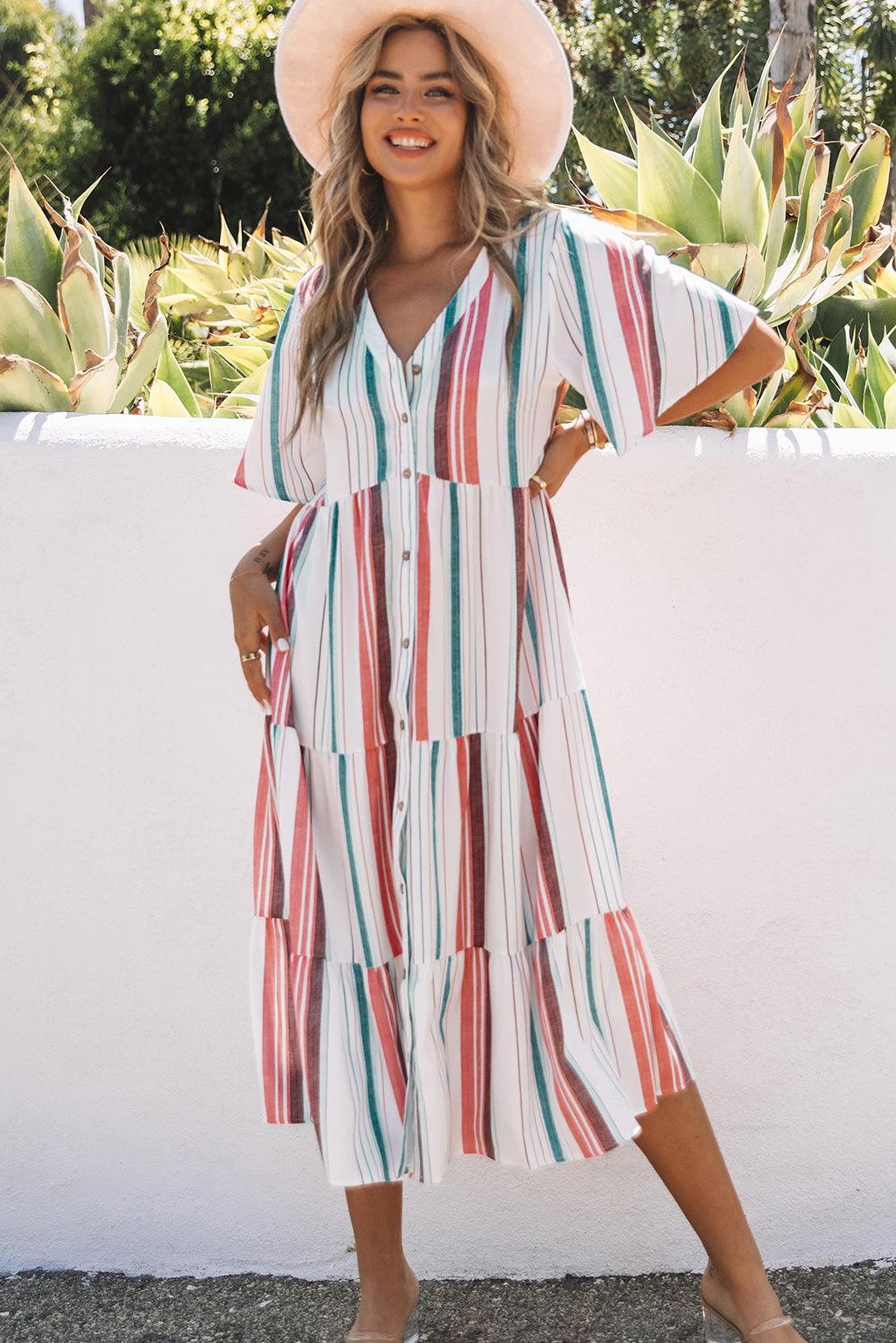 Robe rayée élégante avec col en V et boutons