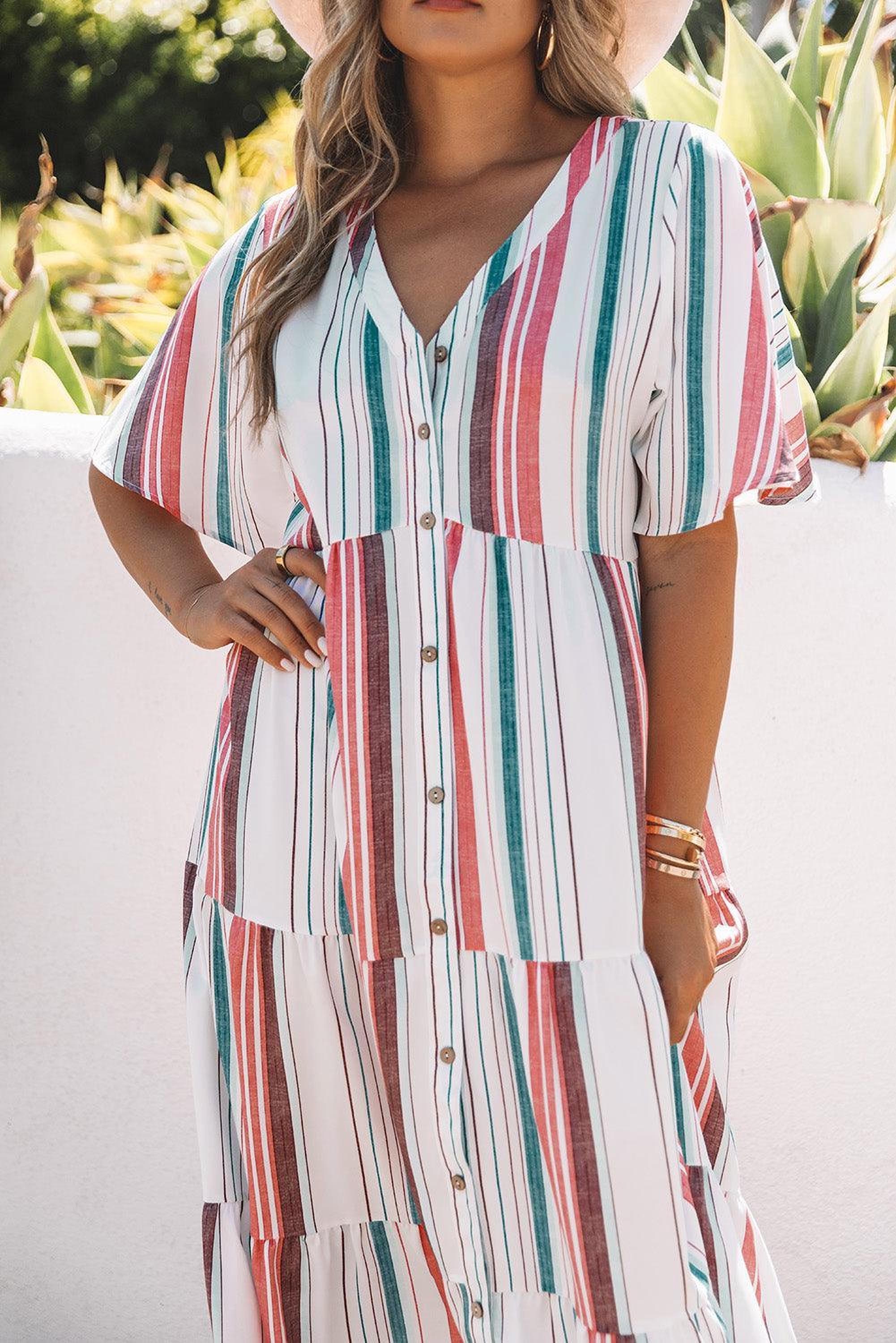 Robe rayée élégante avec col en V et boutons