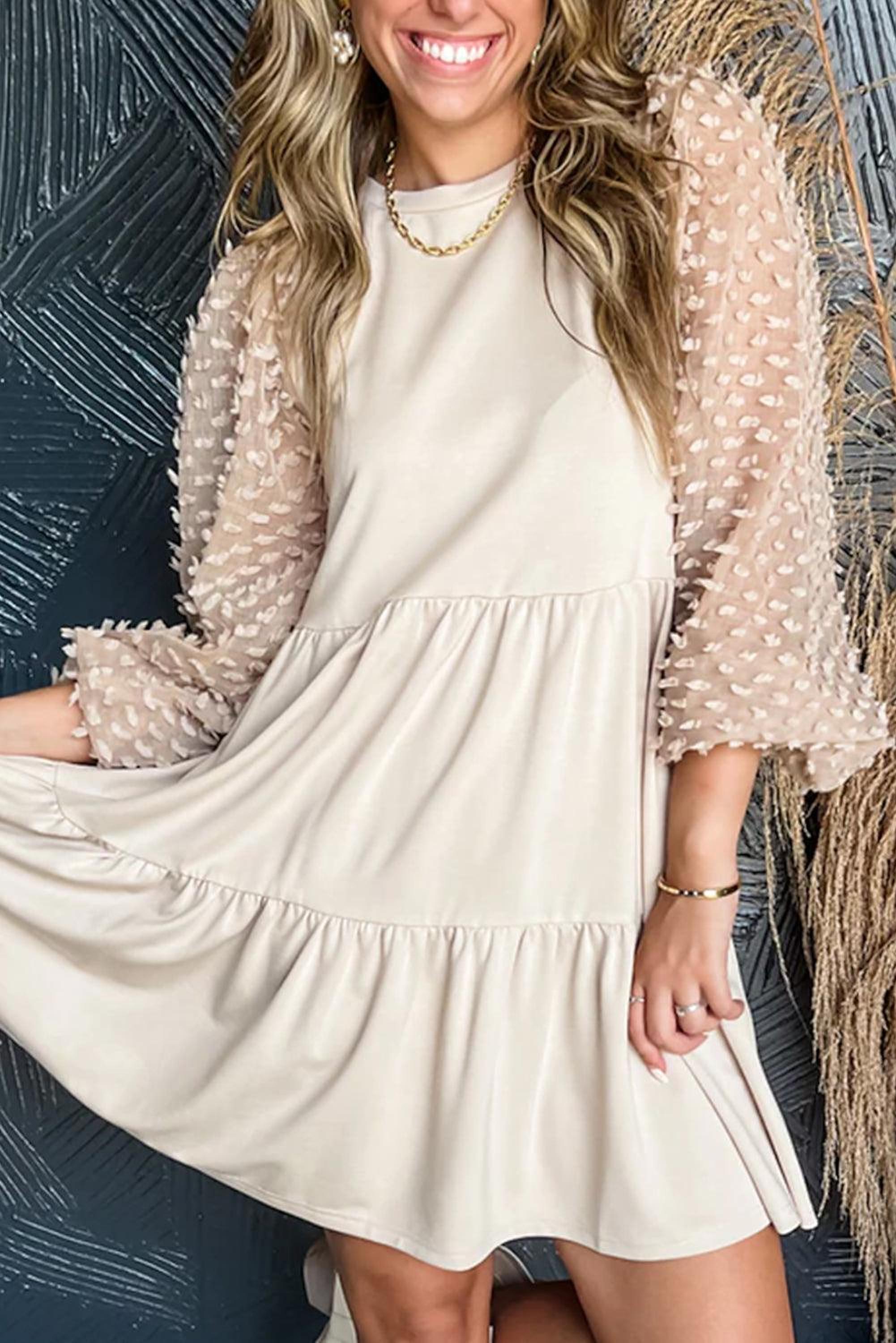 Robe trapèze avec manches bouffantes et détails embellis