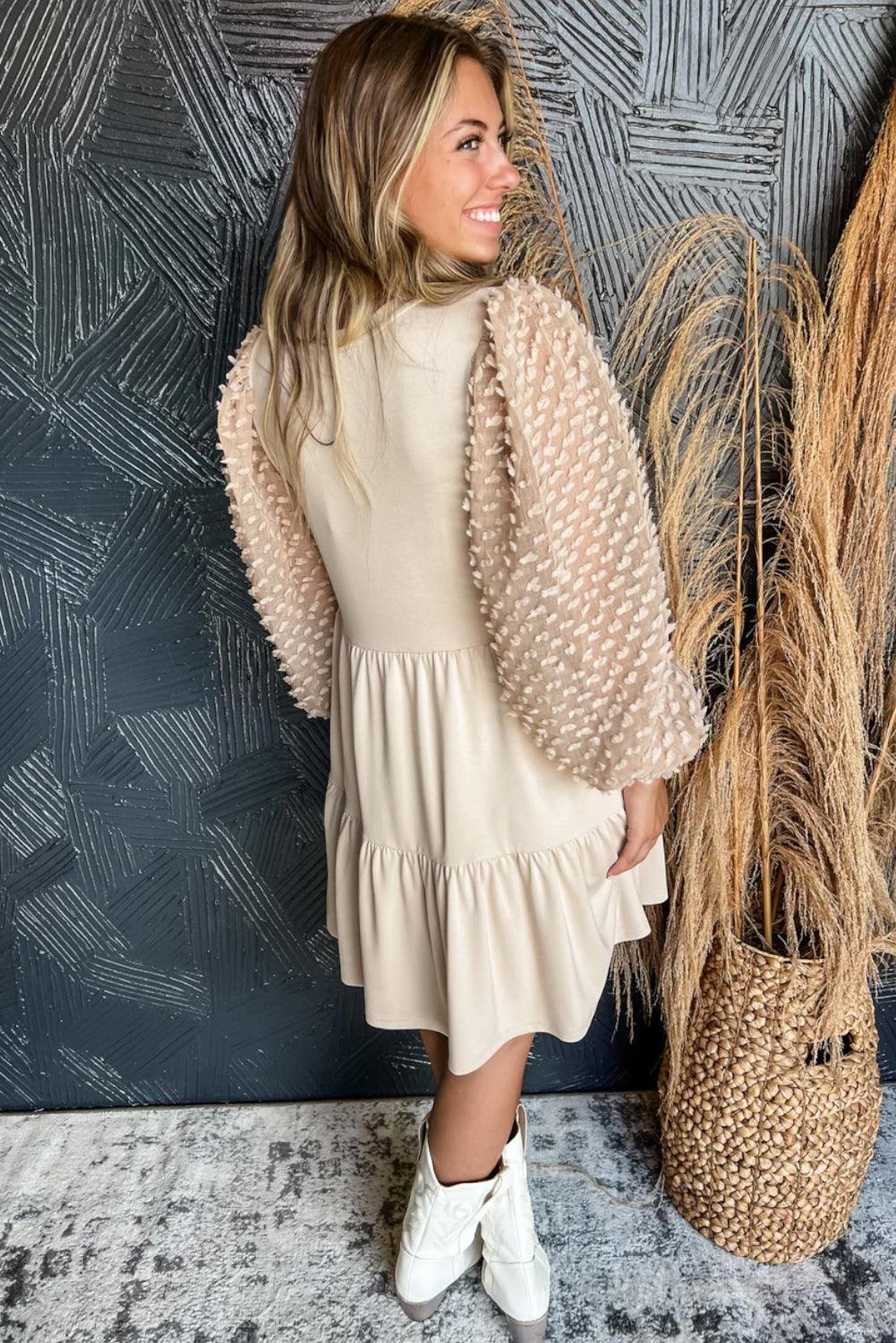 Robe trapèze avec manches bouffantes et détails embellis