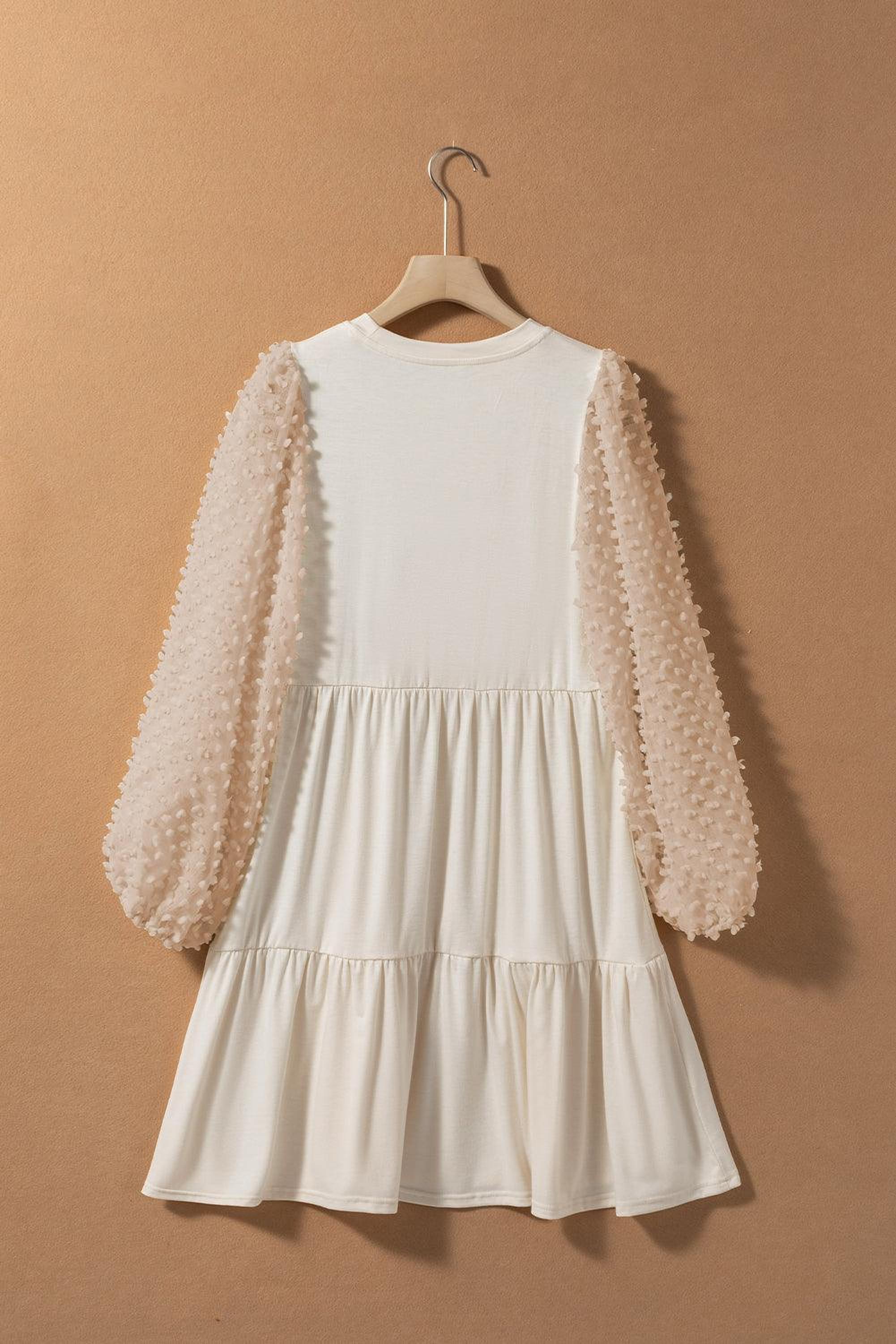 Robe trapèze avec manches bouffantes et détails embellis