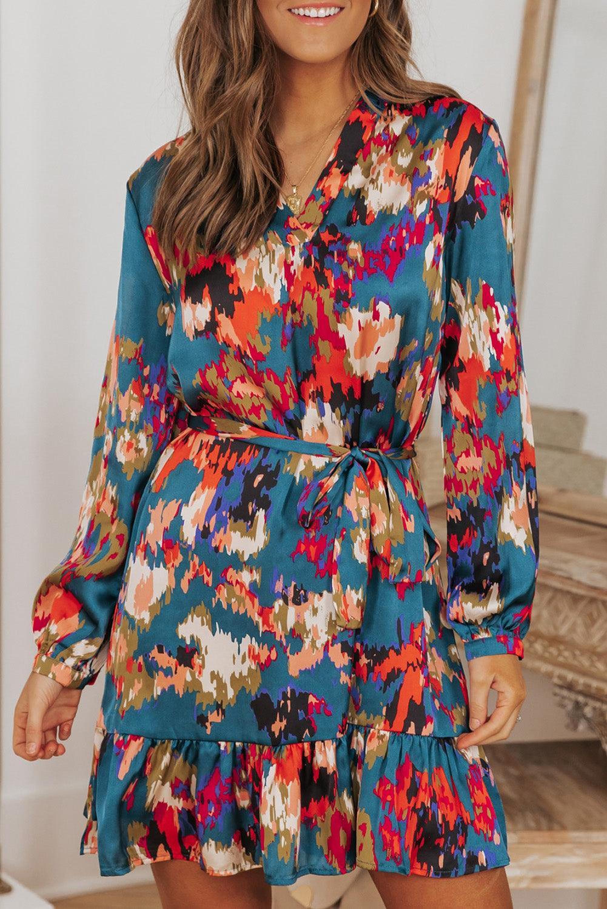 Mini-robe colorée avec des volants élégants