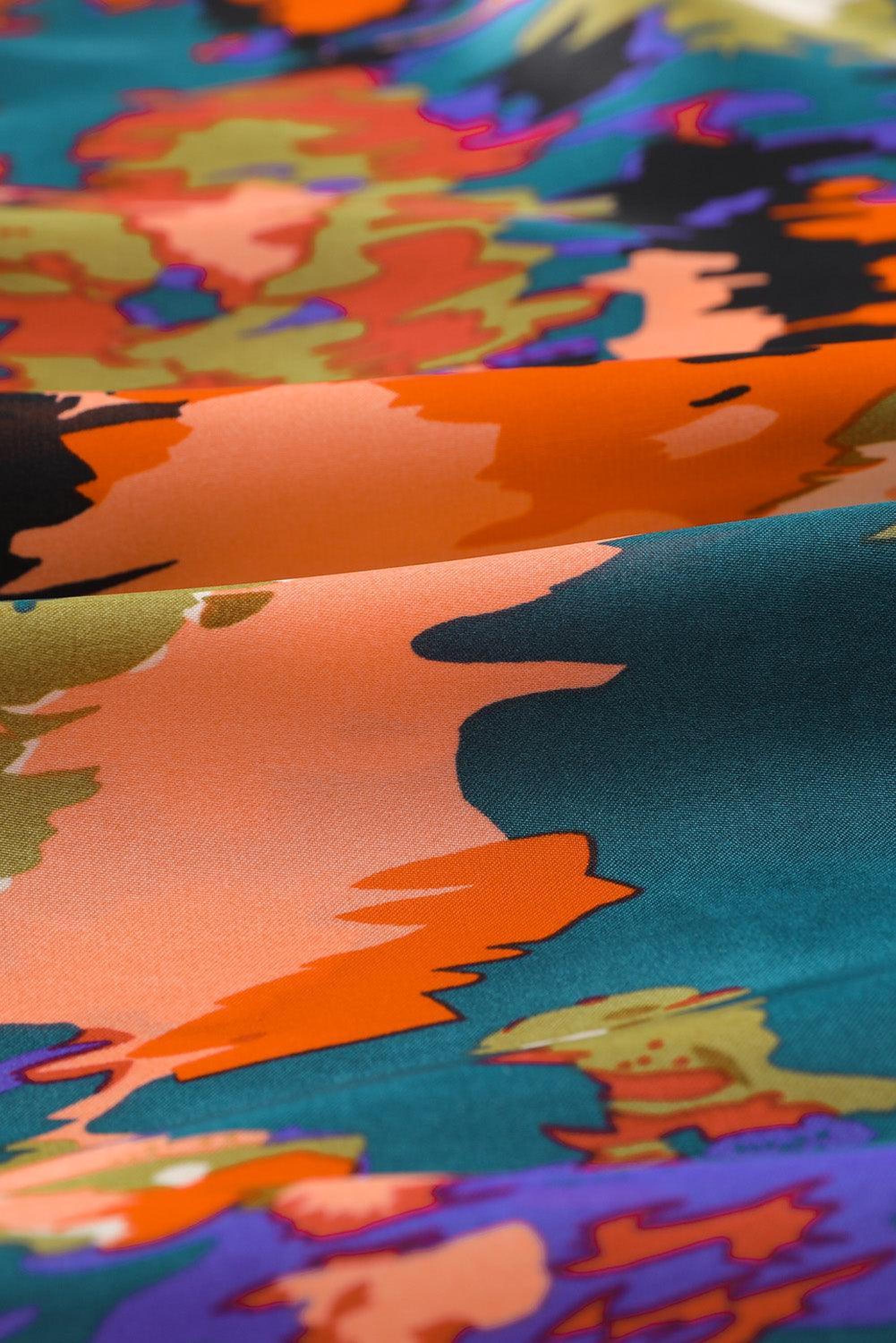 Mini-robe colorée avec des volants élégants
