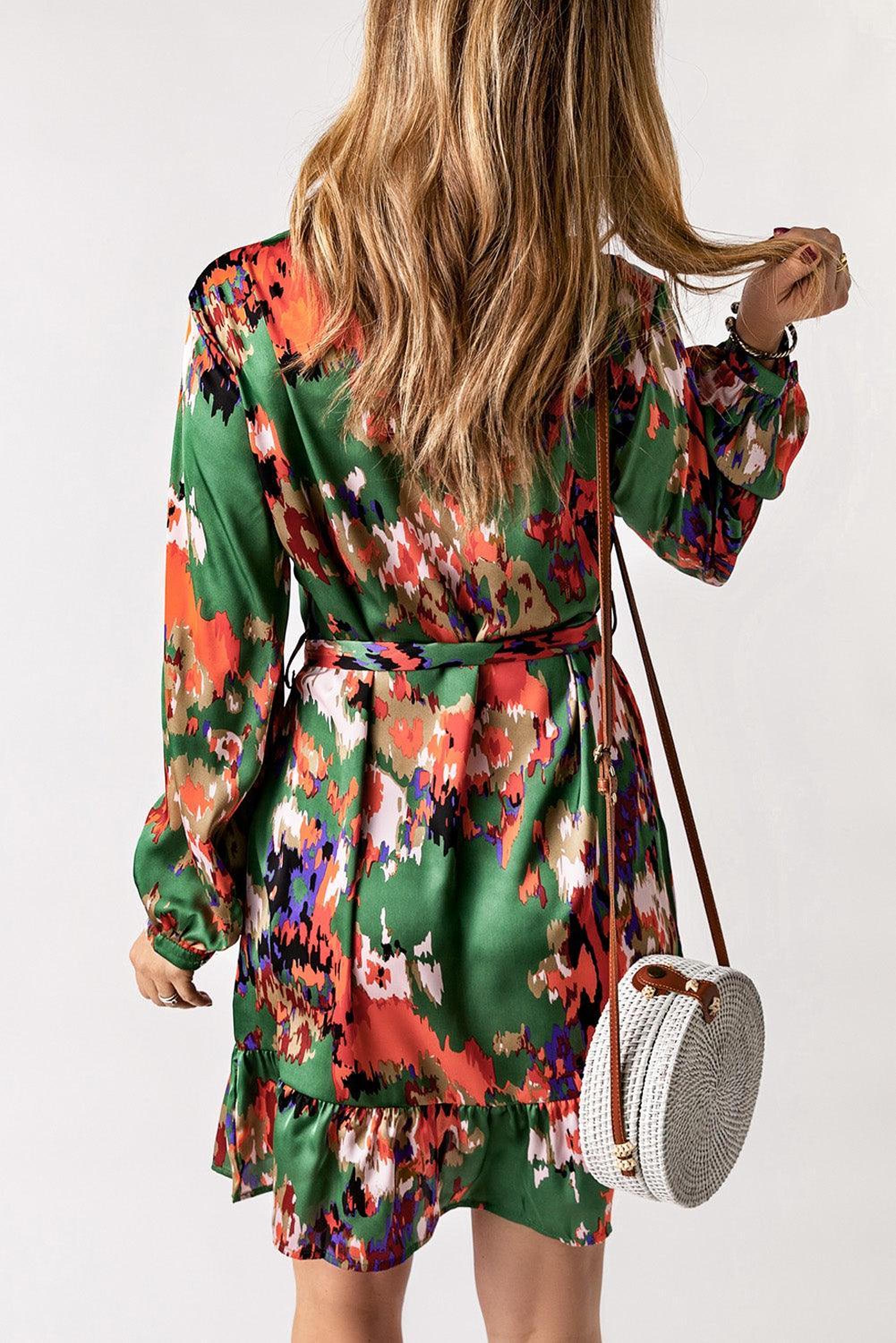 Mini-robe colorée avec des volants élégants