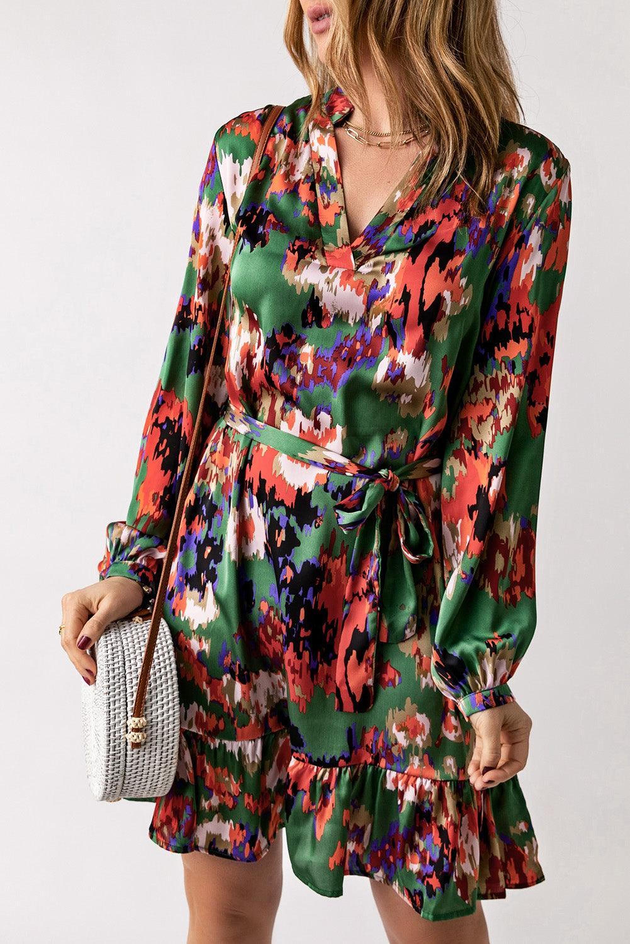 Mini-robe colorée avec des volants élégants