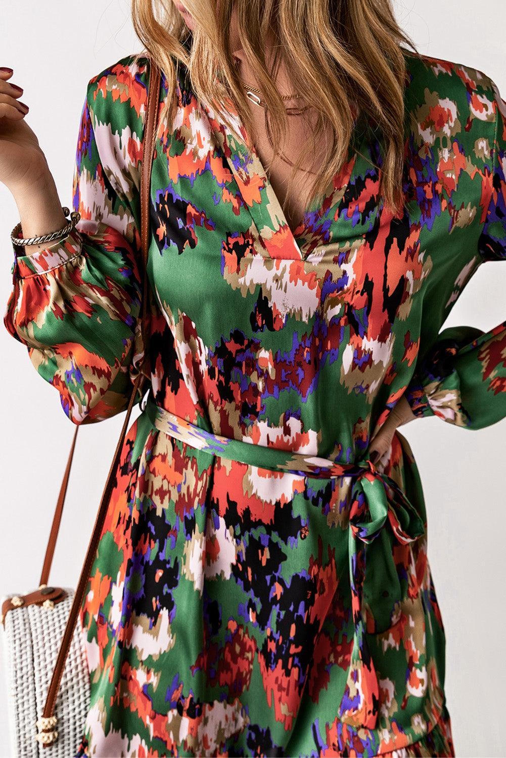 Mini-robe colorée avec des volants élégants