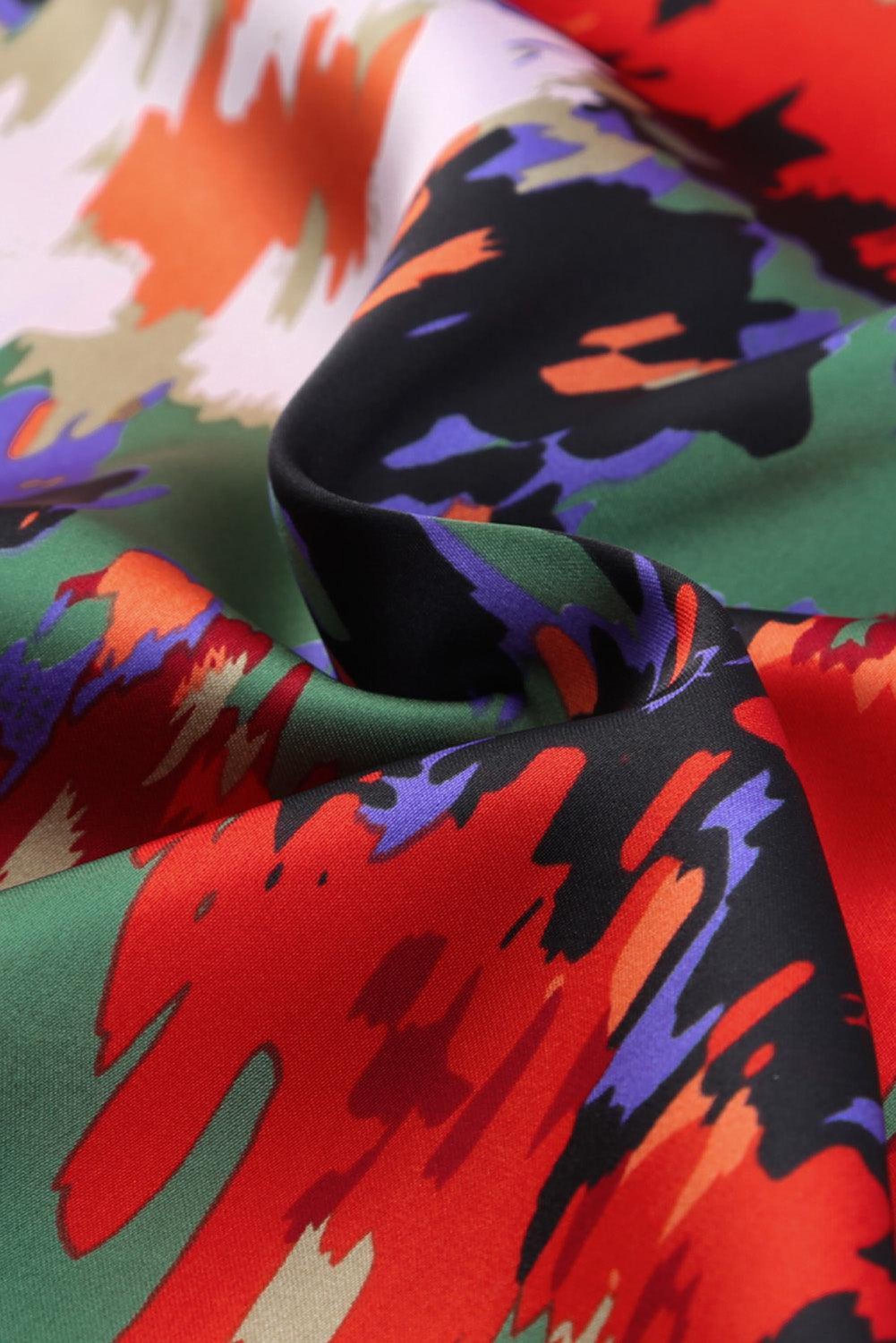 Mini-robe colorée avec des volants élégants