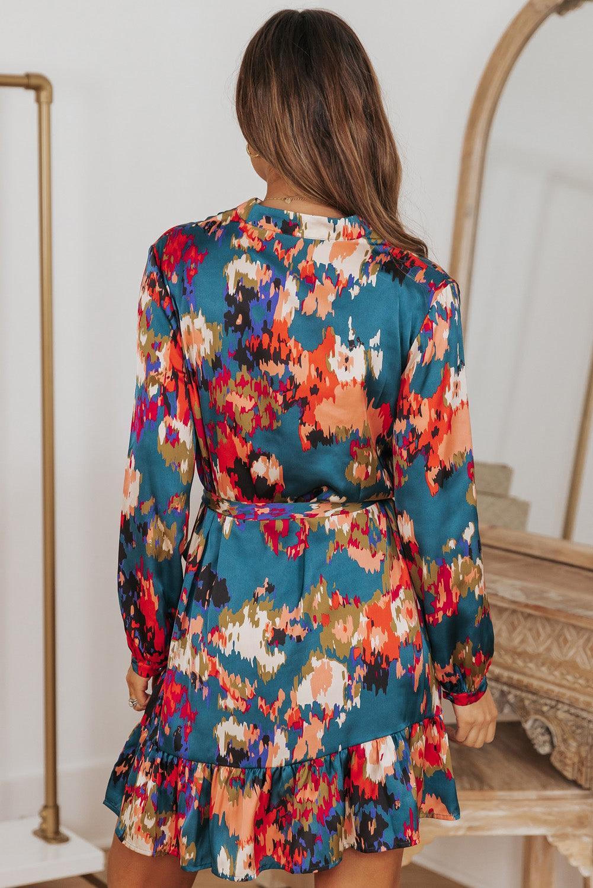 Mini-robe colorée avec des volants élégants