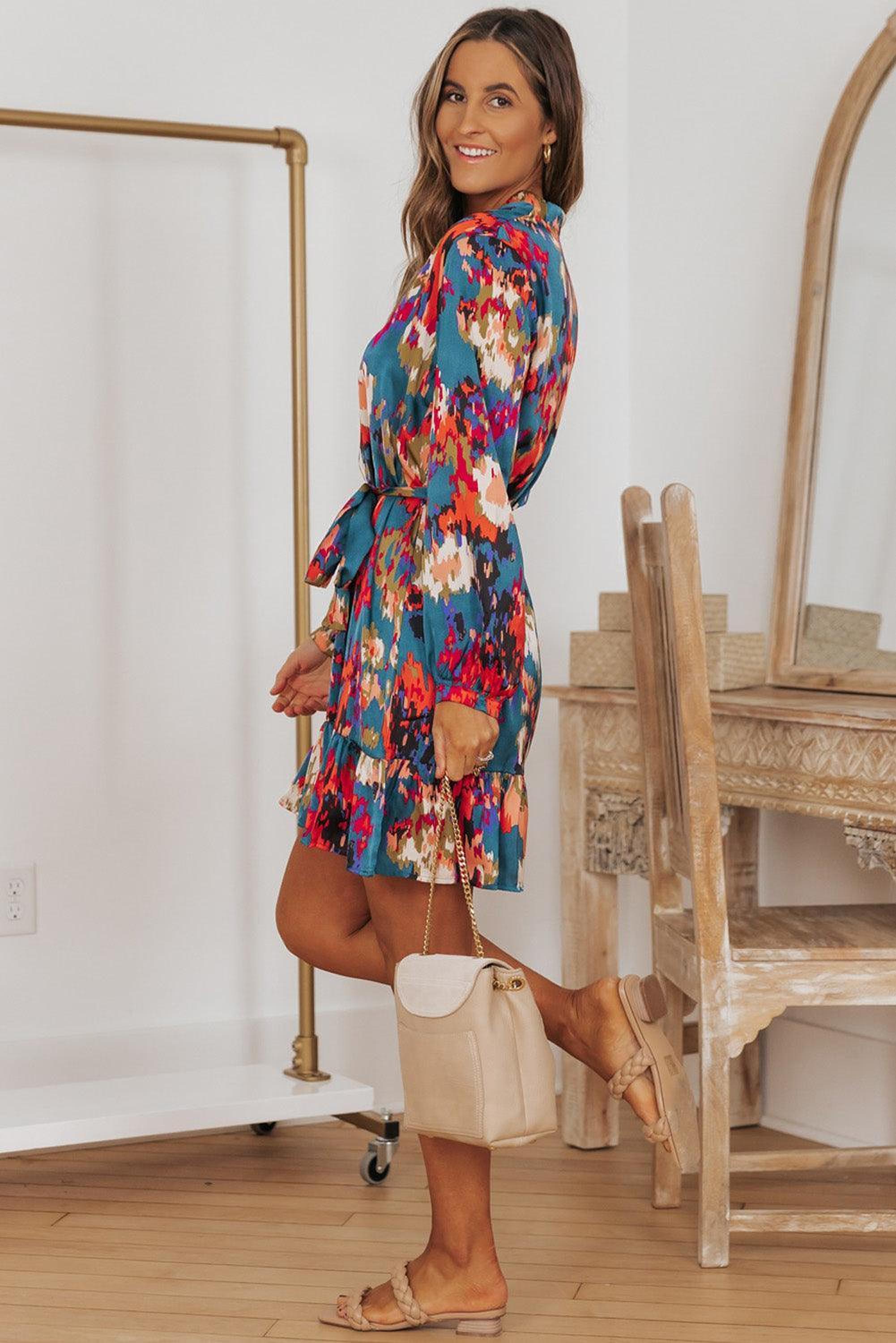 Mini-robe colorée avec des volants élégants