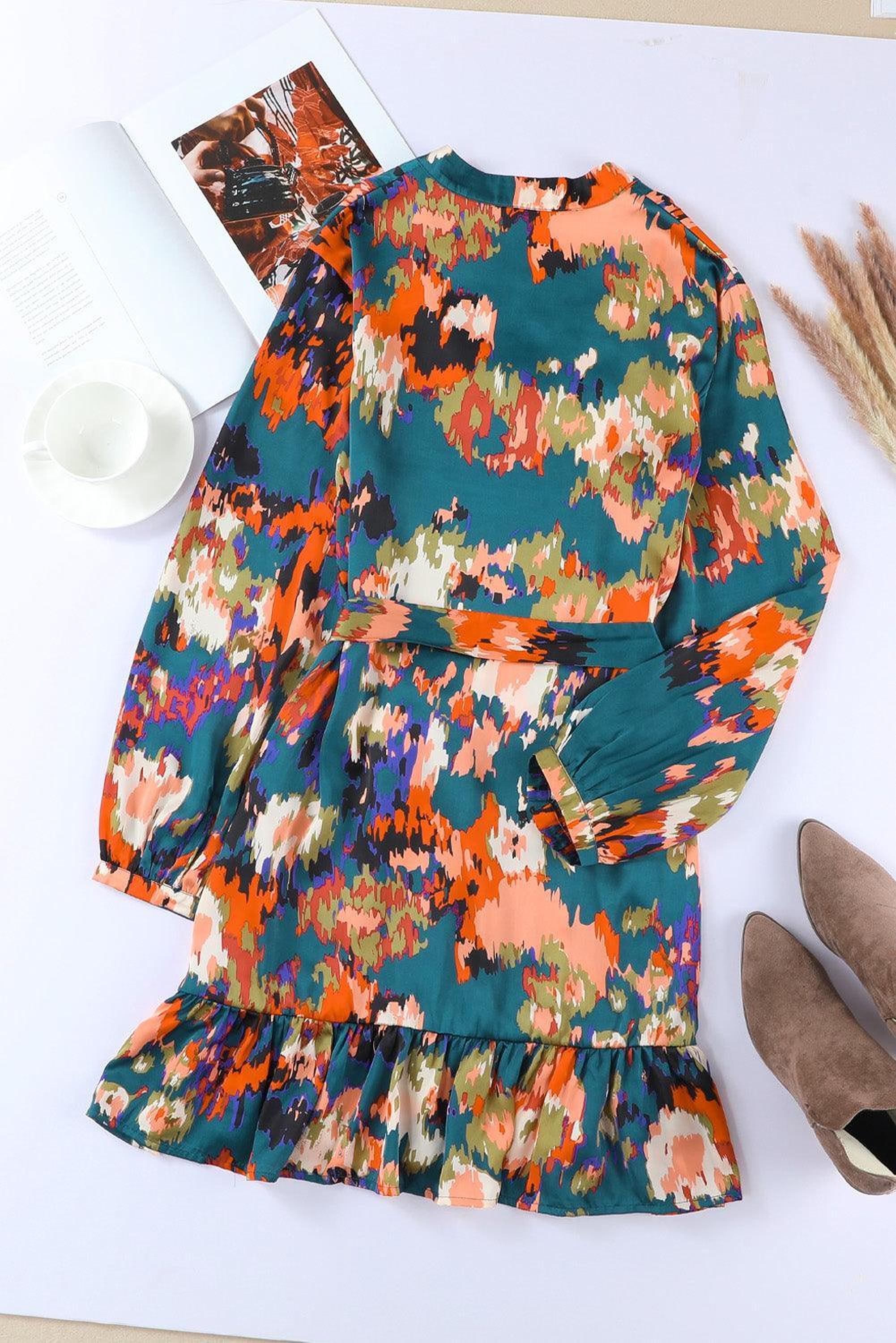 Mini-robe colorée avec des volants élégants