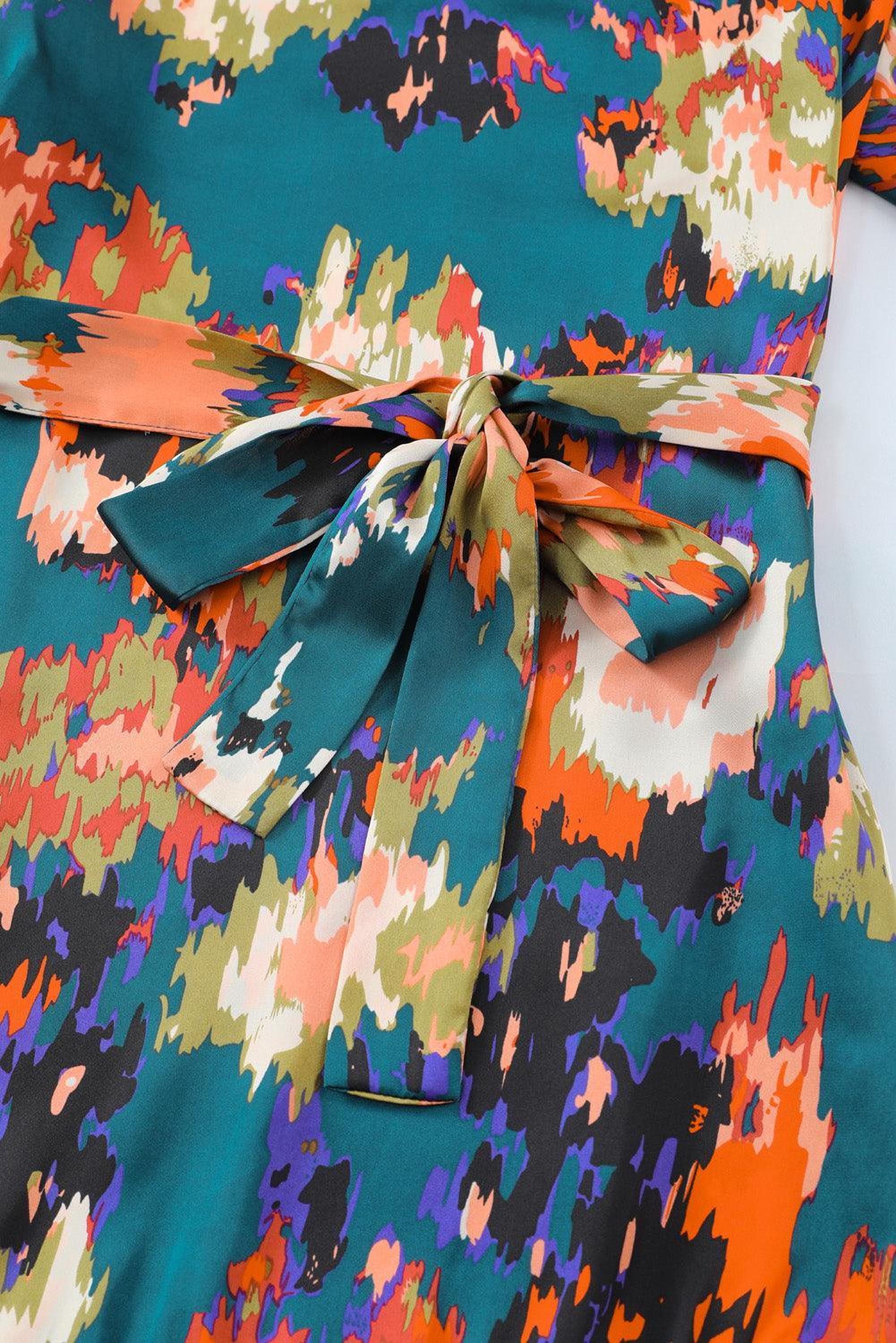 Mini-robe colorée avec des volants élégants