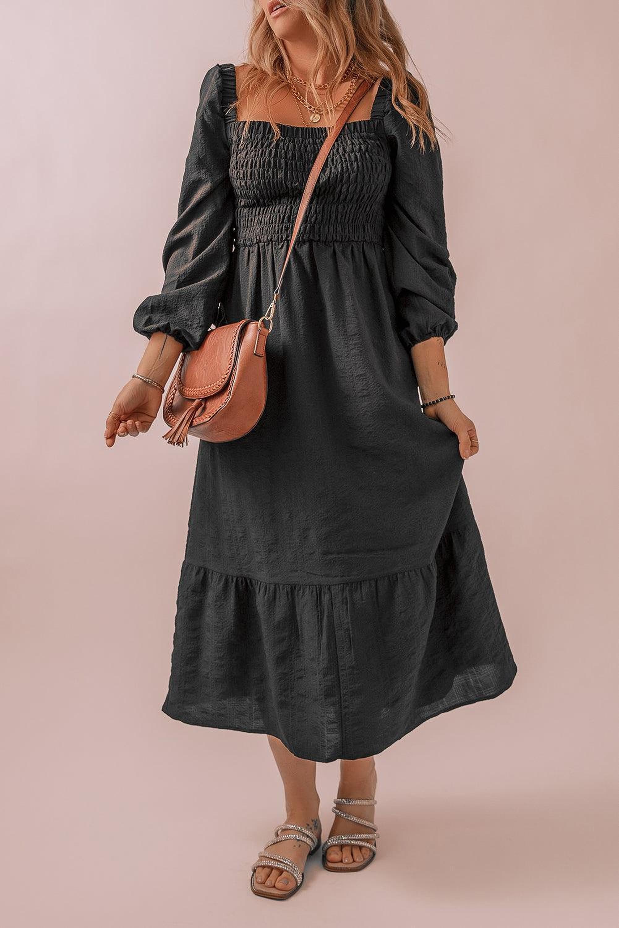 Robe midi élégante avec smocks, encolure carrée et coupe flatteuse