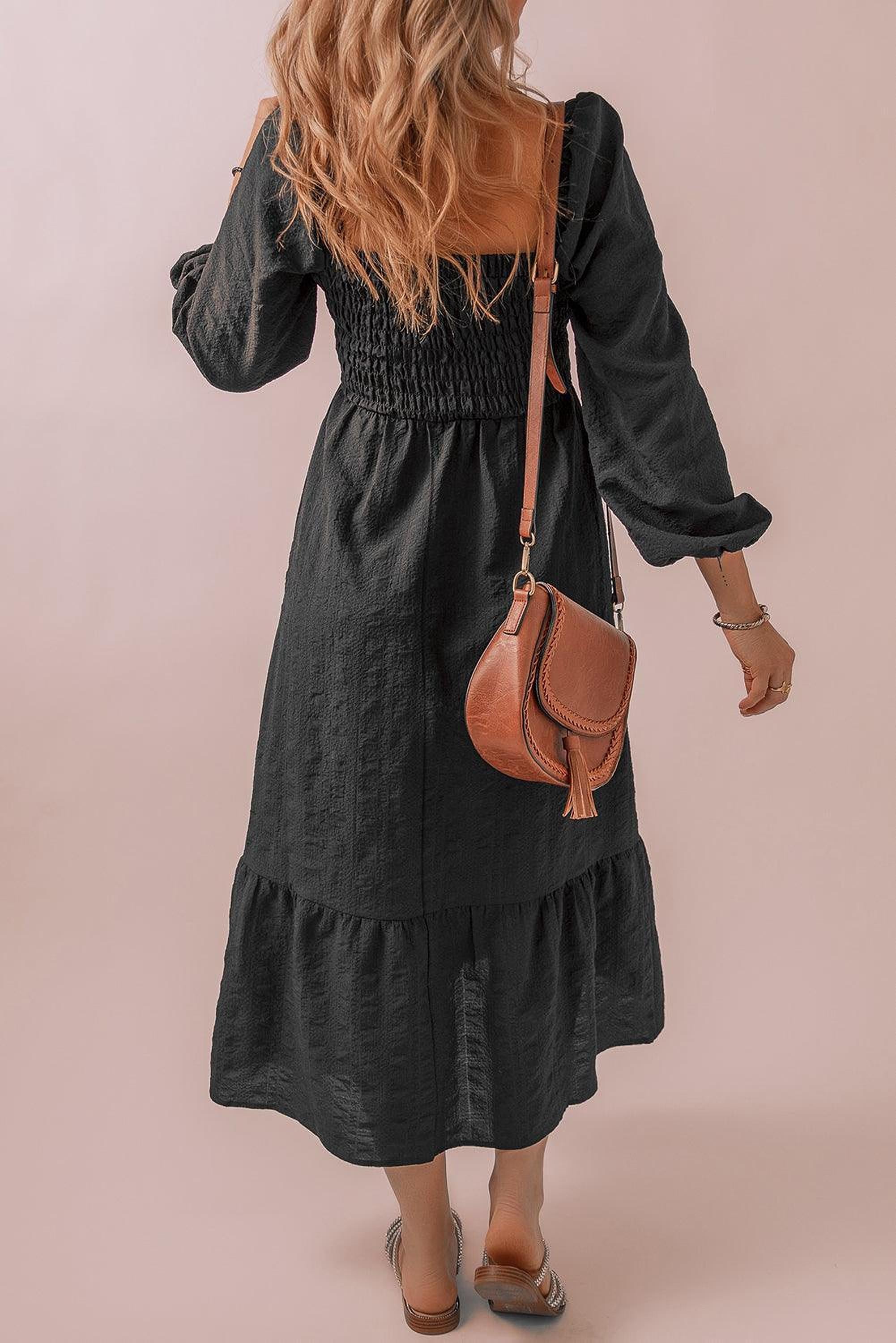 Robe midi élégante avec smocks, encolure carrée et coupe flatteuse