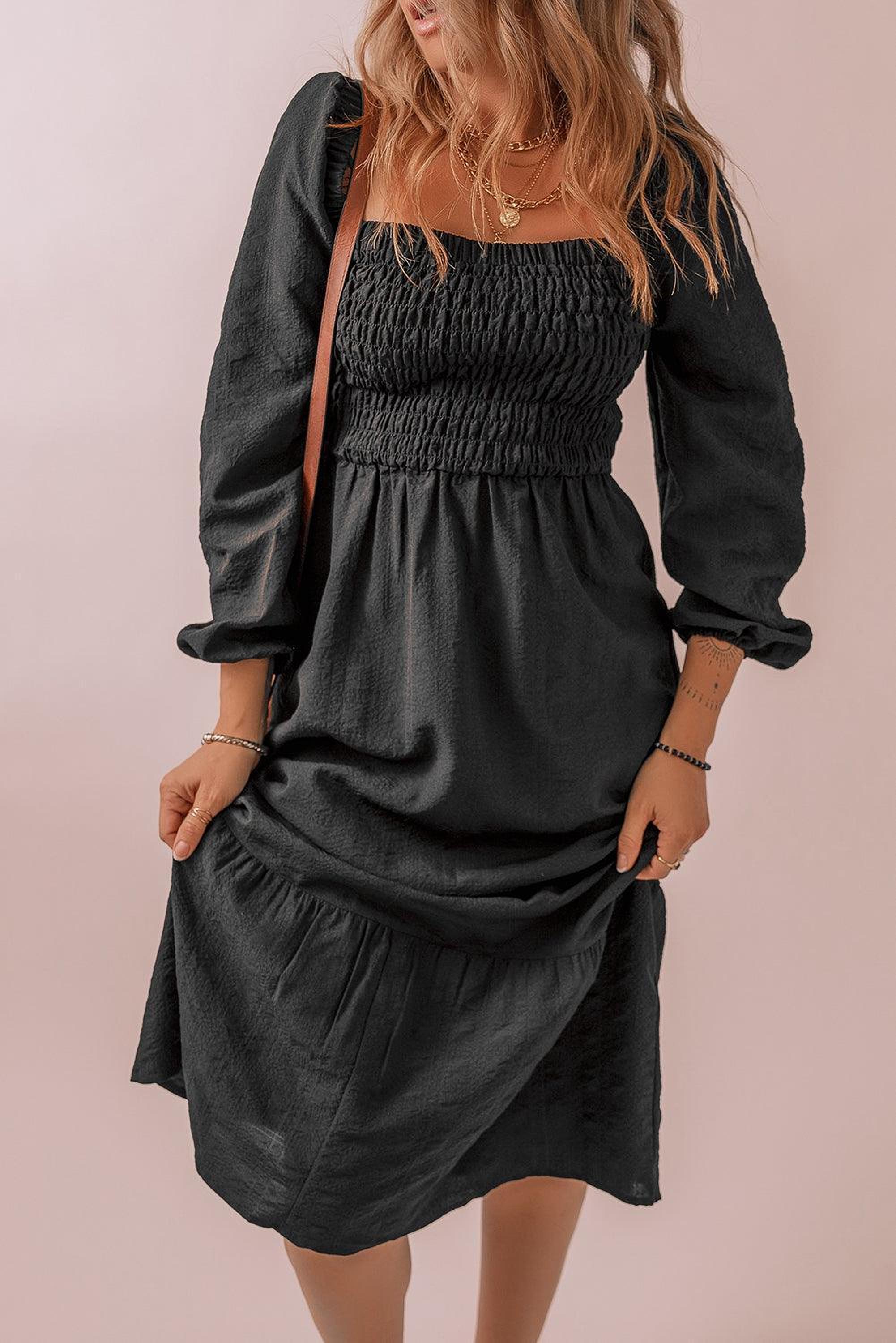 Robe midi élégante avec smocks, encolure carrée et coupe flatteuse