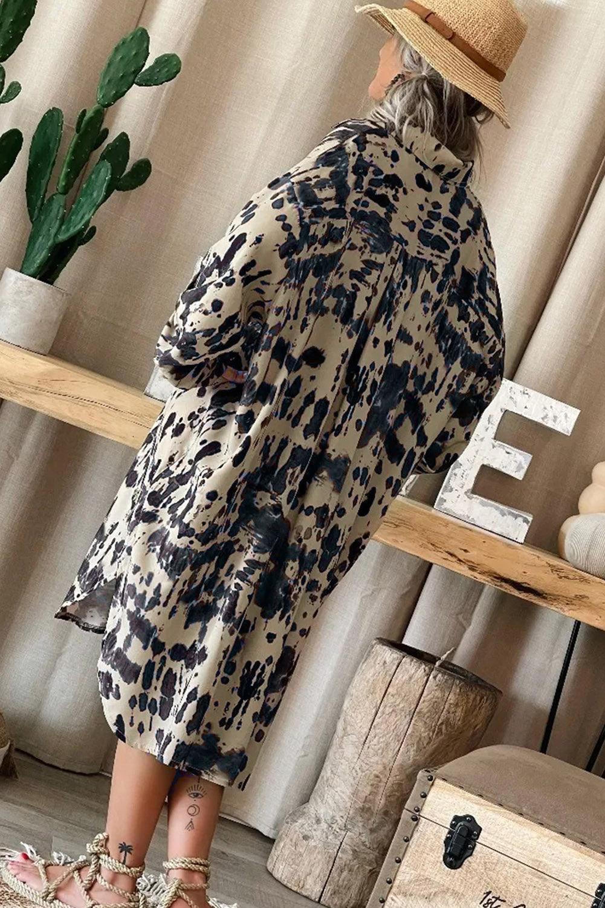 Robe élégante avec des boutons et une fente, idéale pour diverses occasions