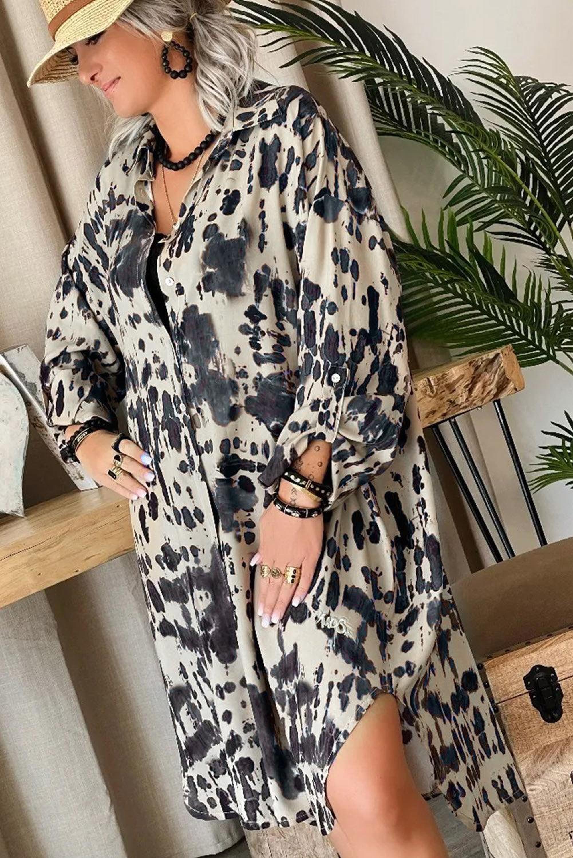 Robe élégante avec des boutons et une fente, idéale pour diverses occasions