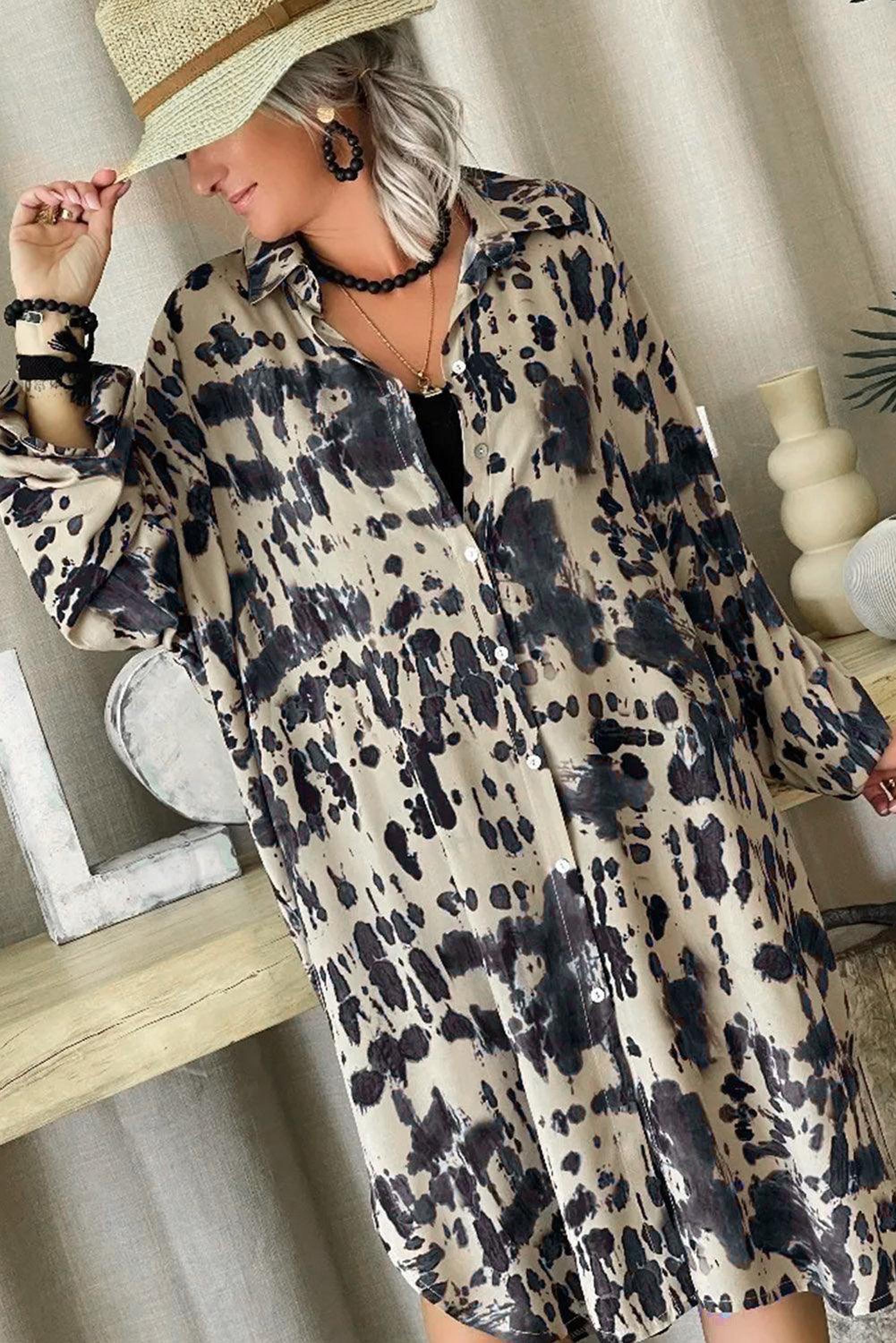Robe élégante avec des boutons et une fente, idéale pour diverses occasions