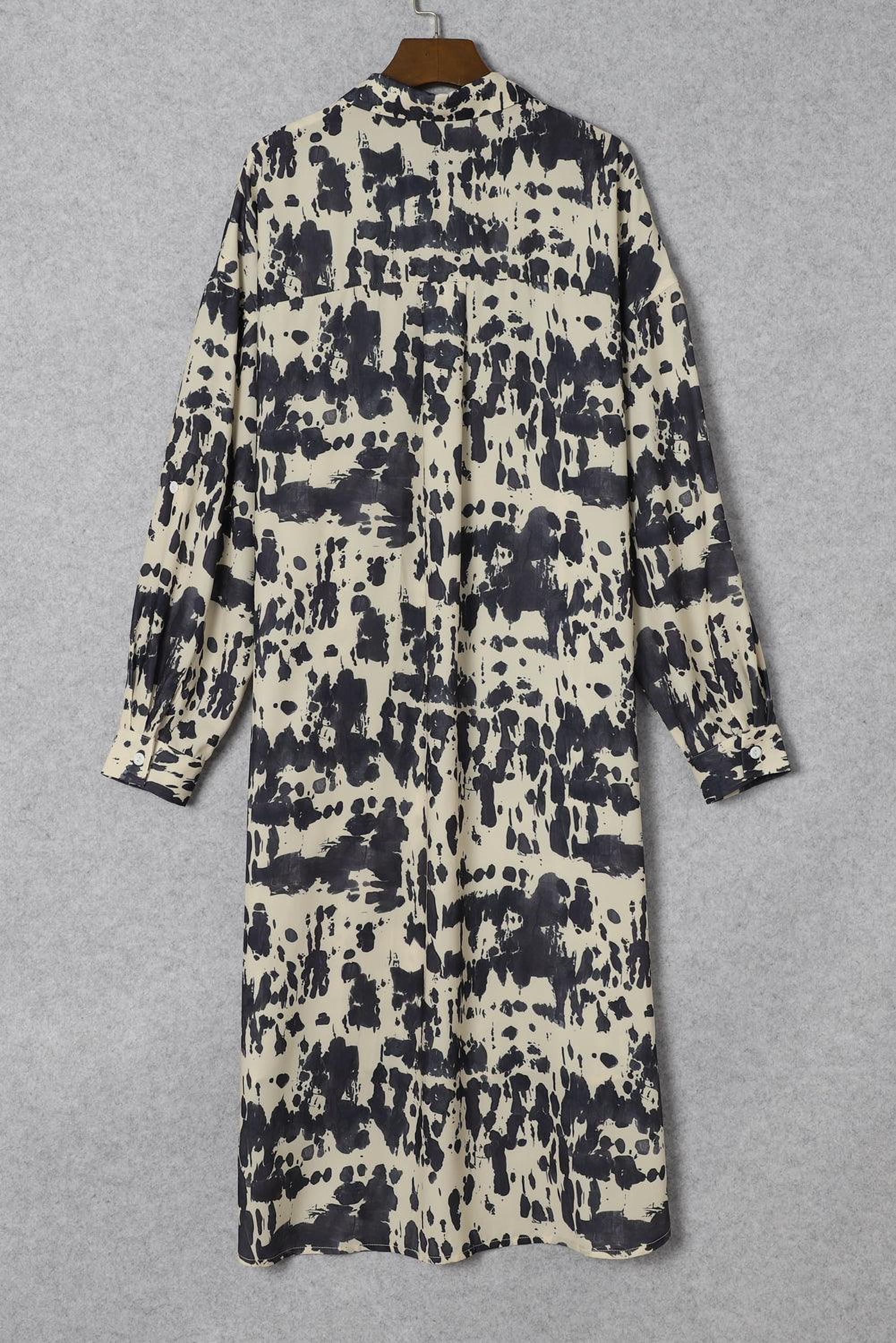 Robe élégante avec des boutons et une fente, idéale pour diverses occasions