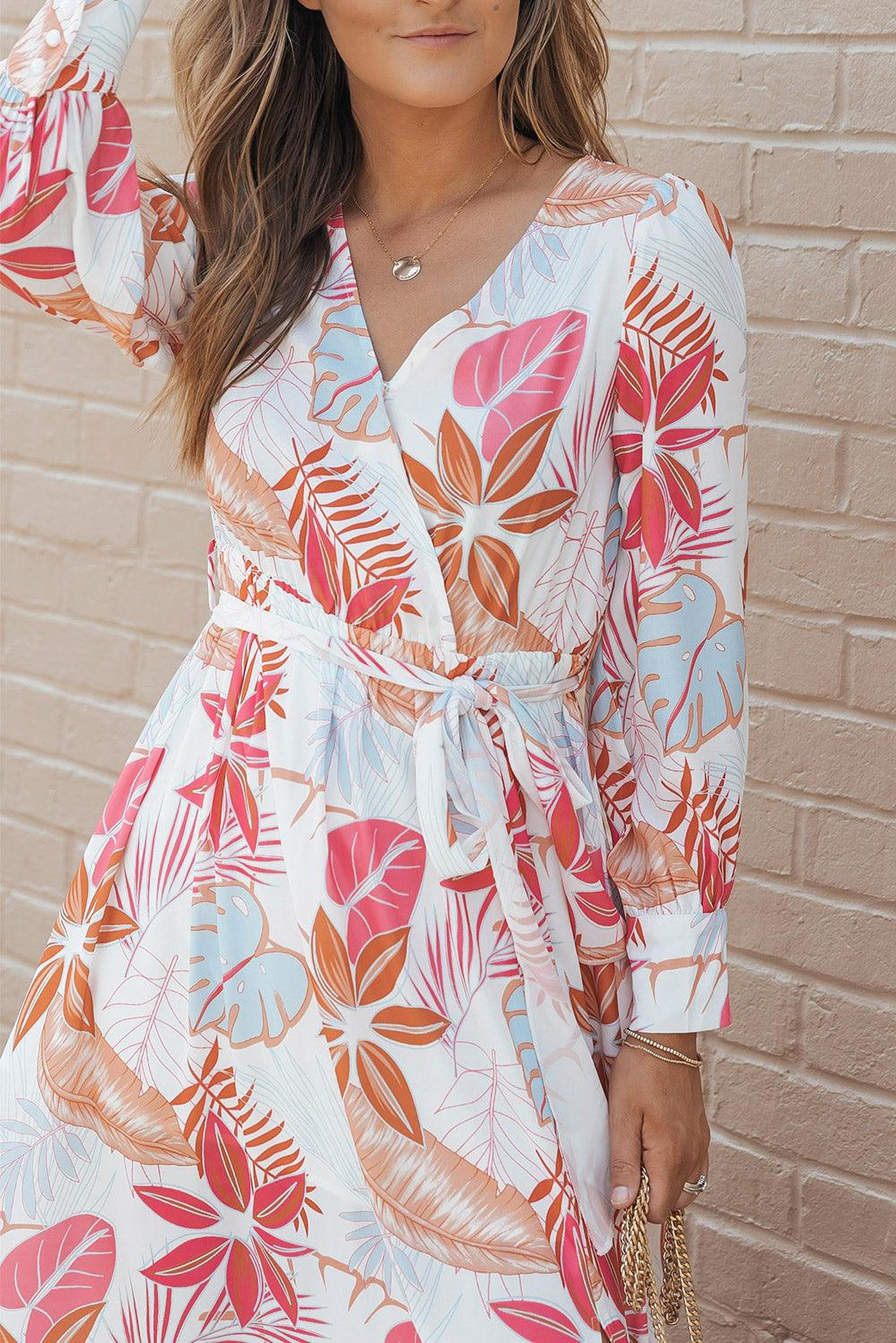 Robe longue et élégante avec un motif tropical pour une allure estivale