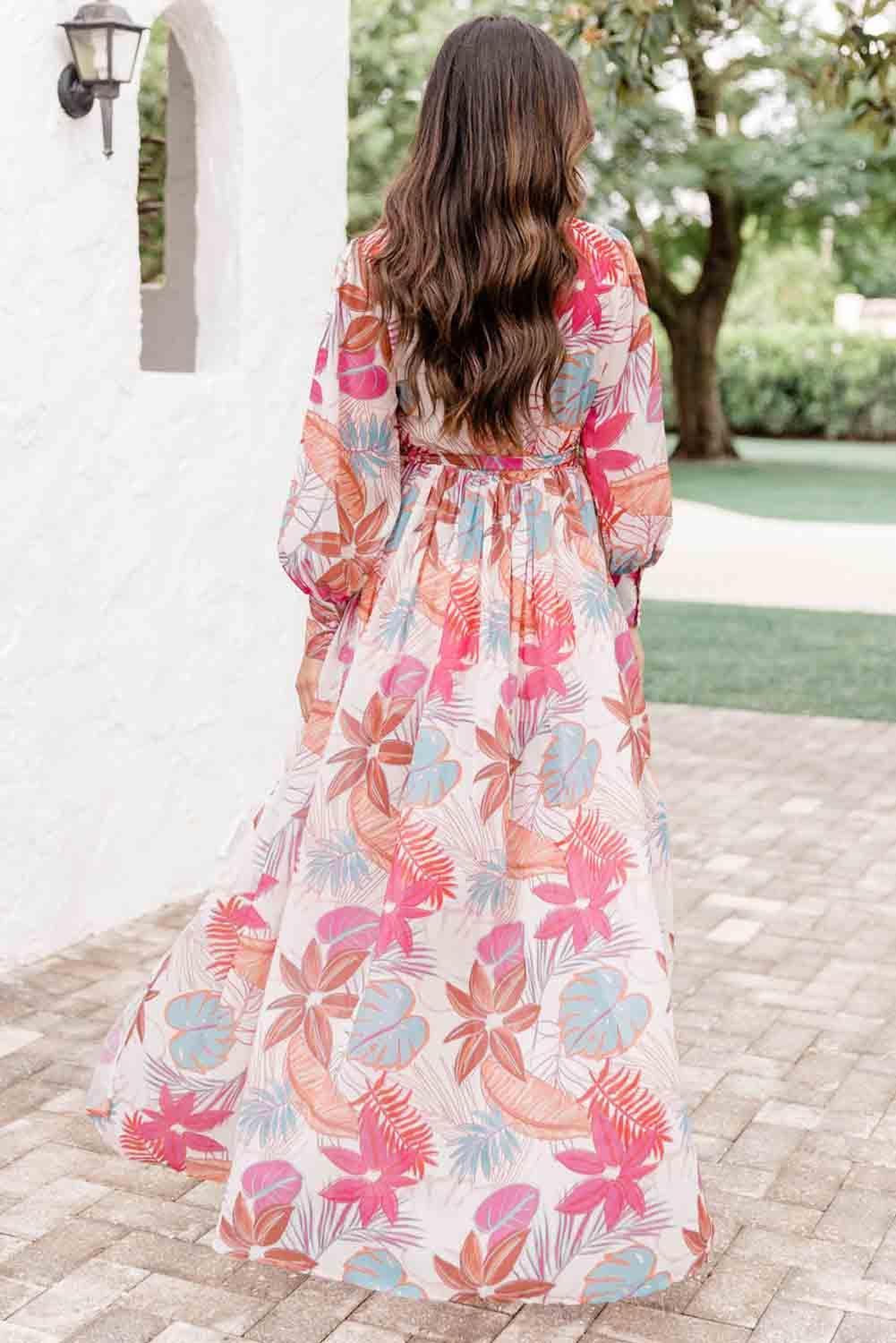 Robe longue et élégante avec un motif tropical pour une allure estivale