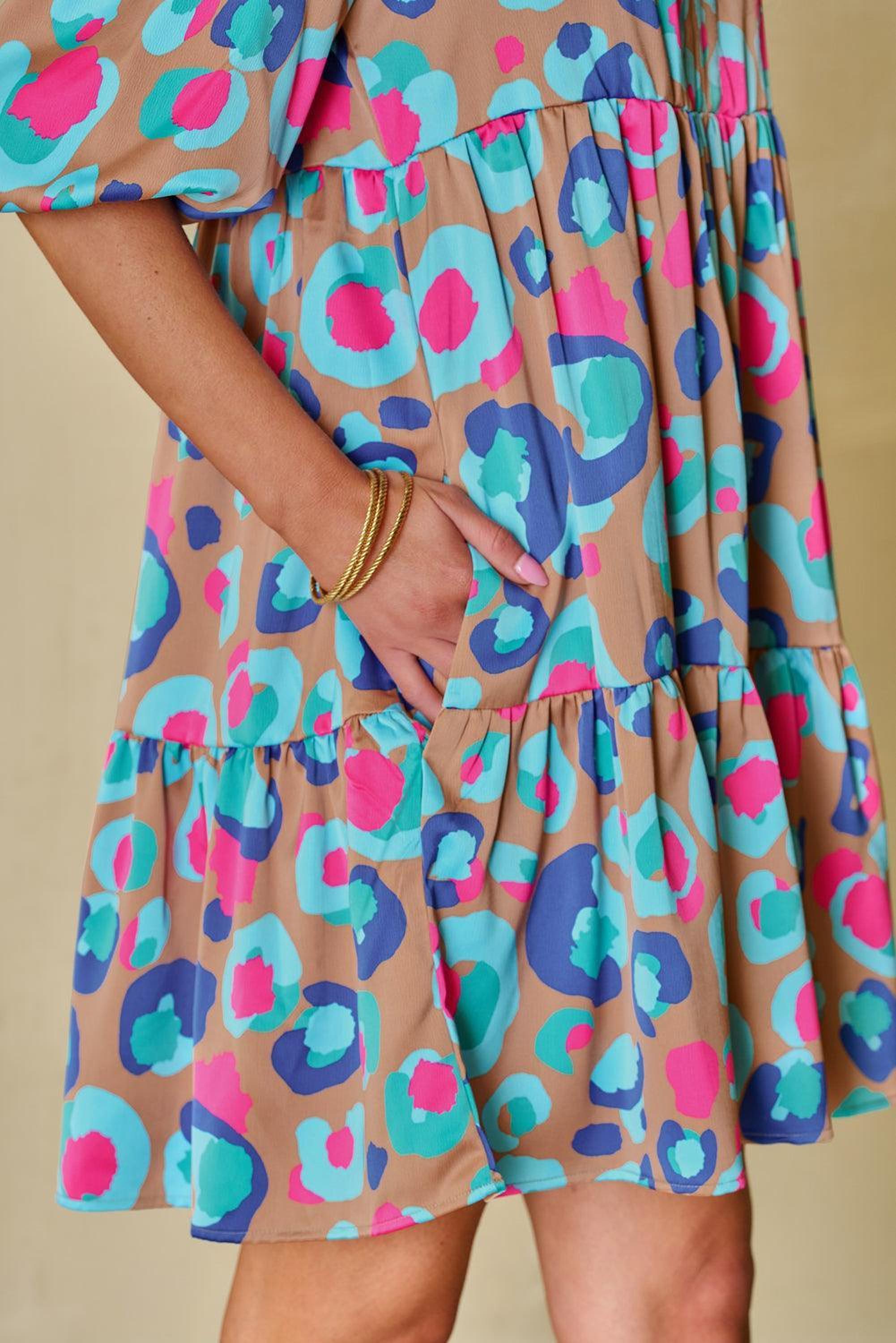 Robe imprimée léopard avec volants et col fendu élégante pour femmes