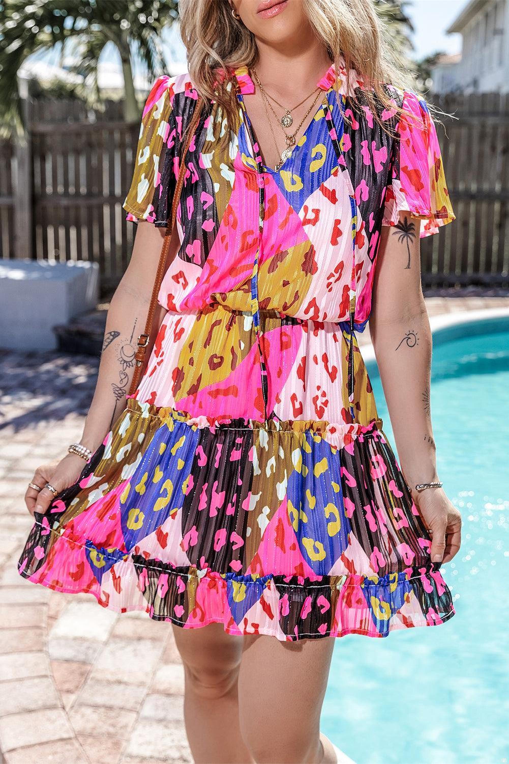 Mini-robe élégante avec imprimé panthère et ruches pour un style félin