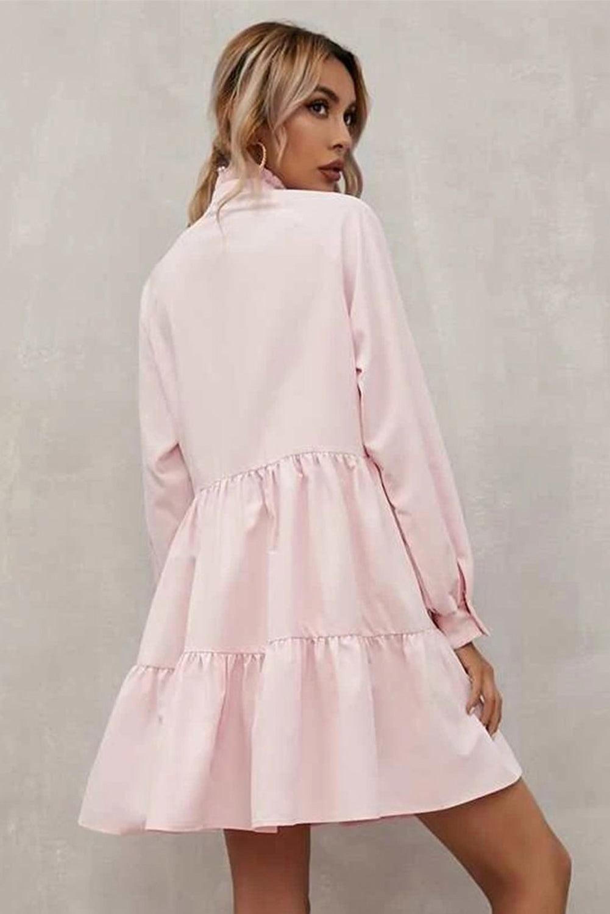 Robe élégante avec ruffles et col frivole