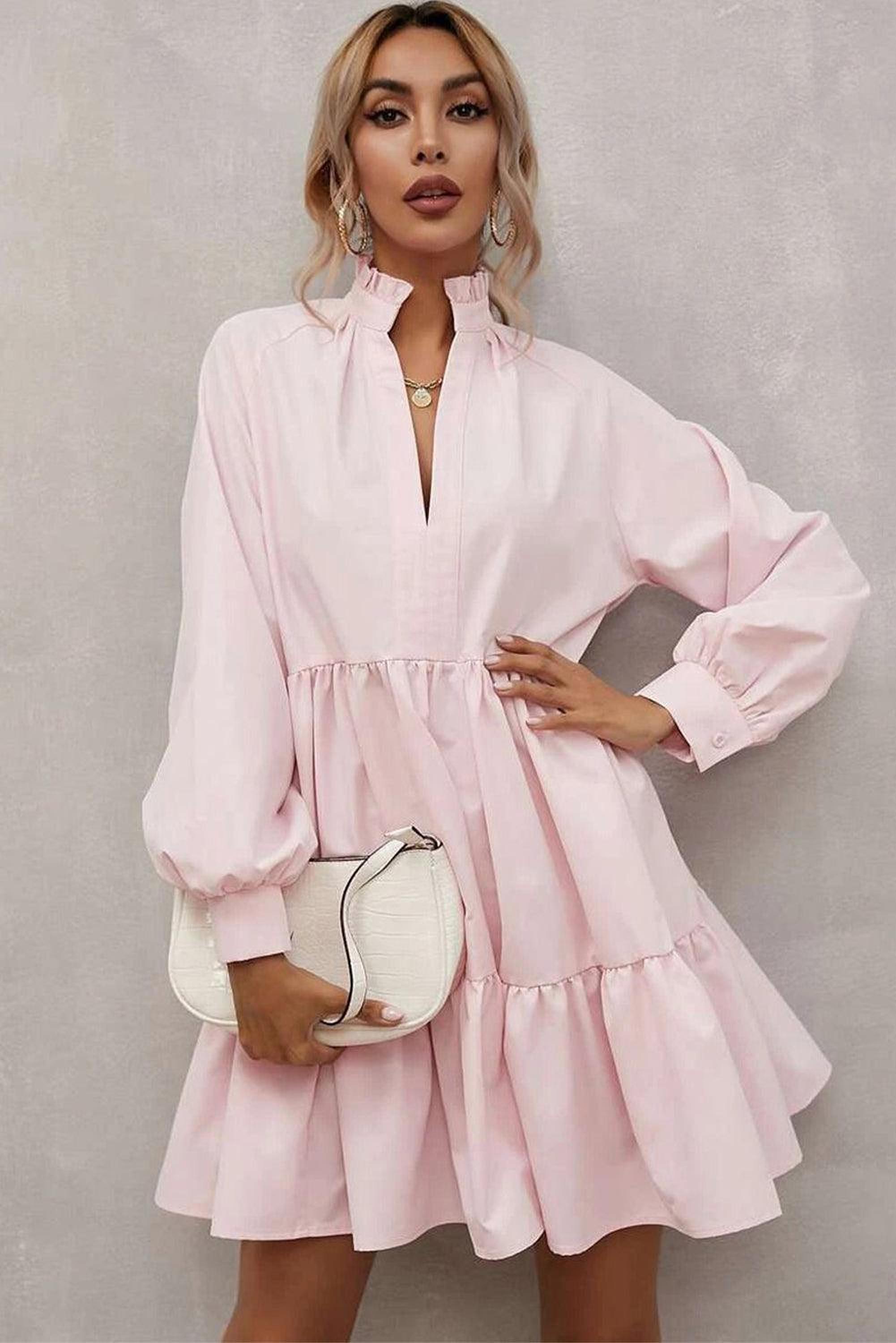 Robe élégante avec ruffles et col frivole