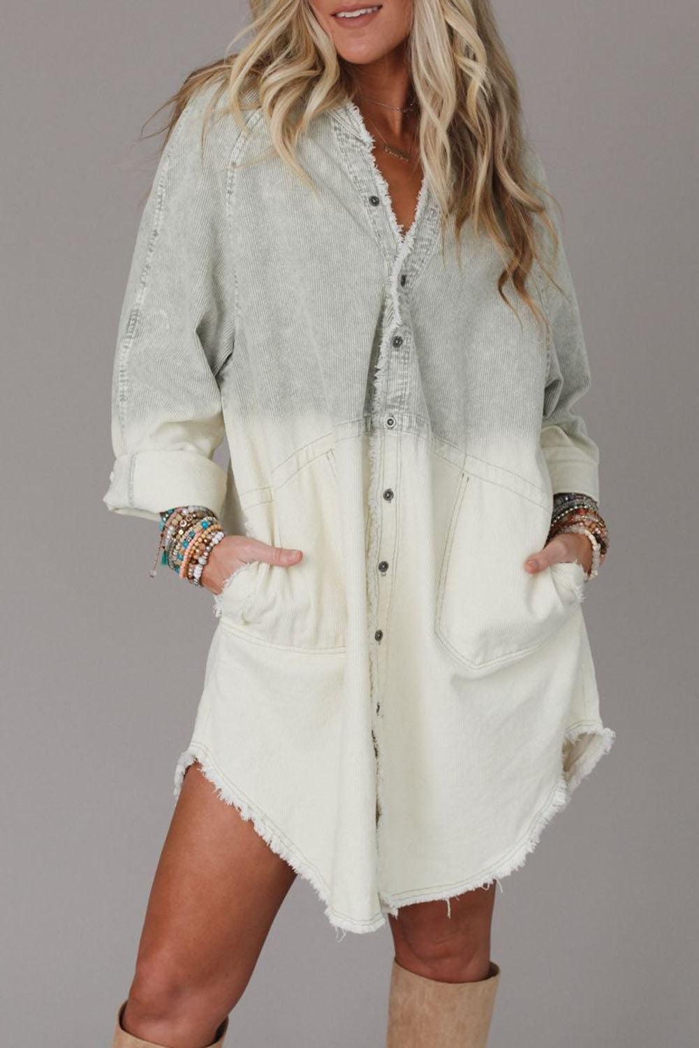 Robe en denim à manches longues avec un ourlet effiloché