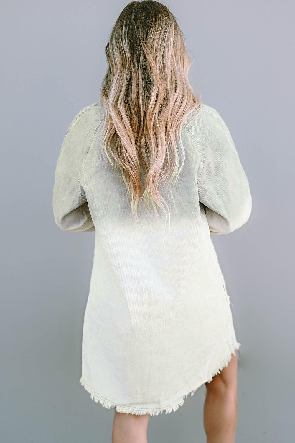 Robe en denim à manches longues avec un ourlet effiloché