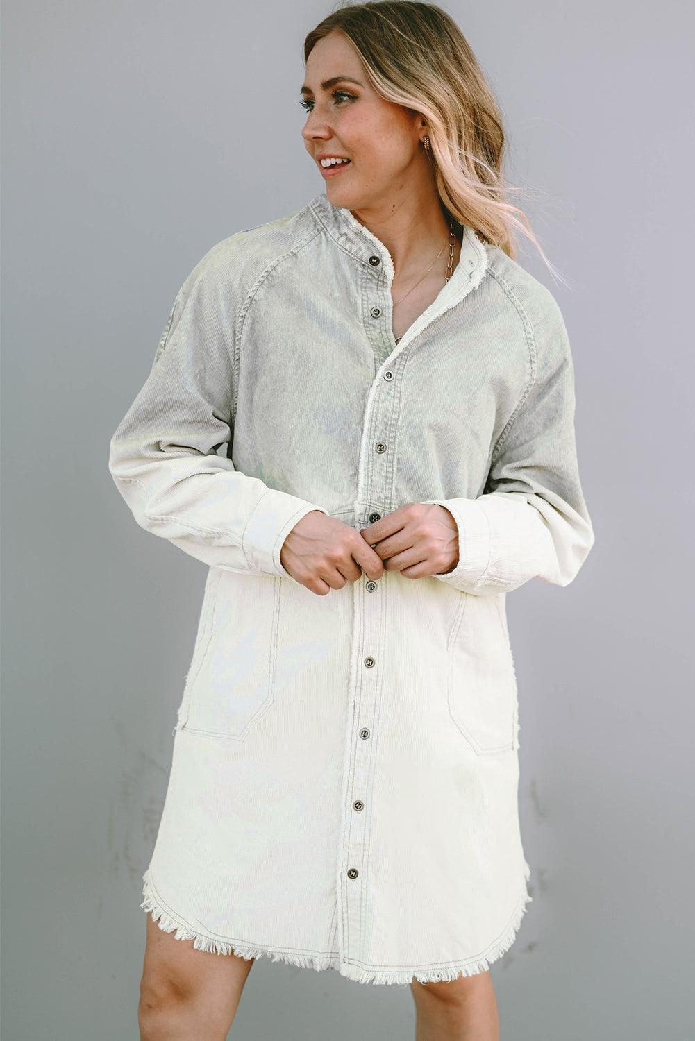 Robe en denim à manches longues avec un ourlet effiloché