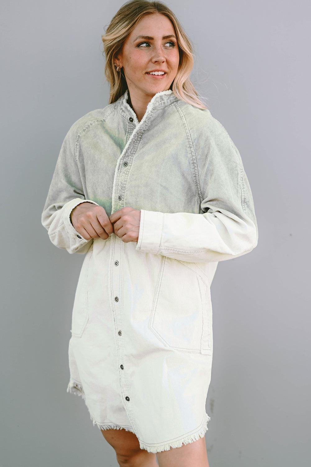 Robe en denim à manches longues avec un ourlet effiloché