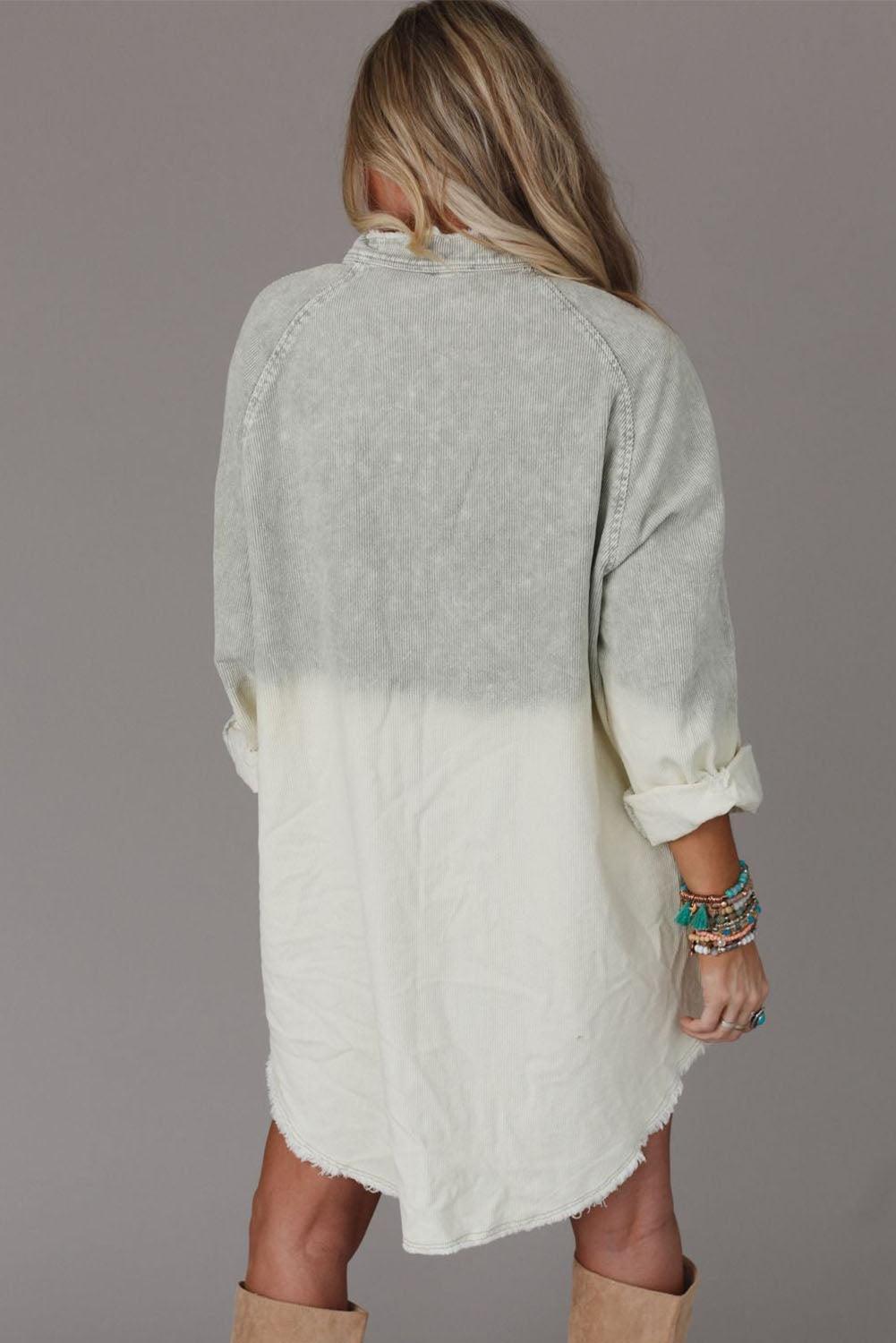 Robe en denim à manches longues avec un ourlet effiloché