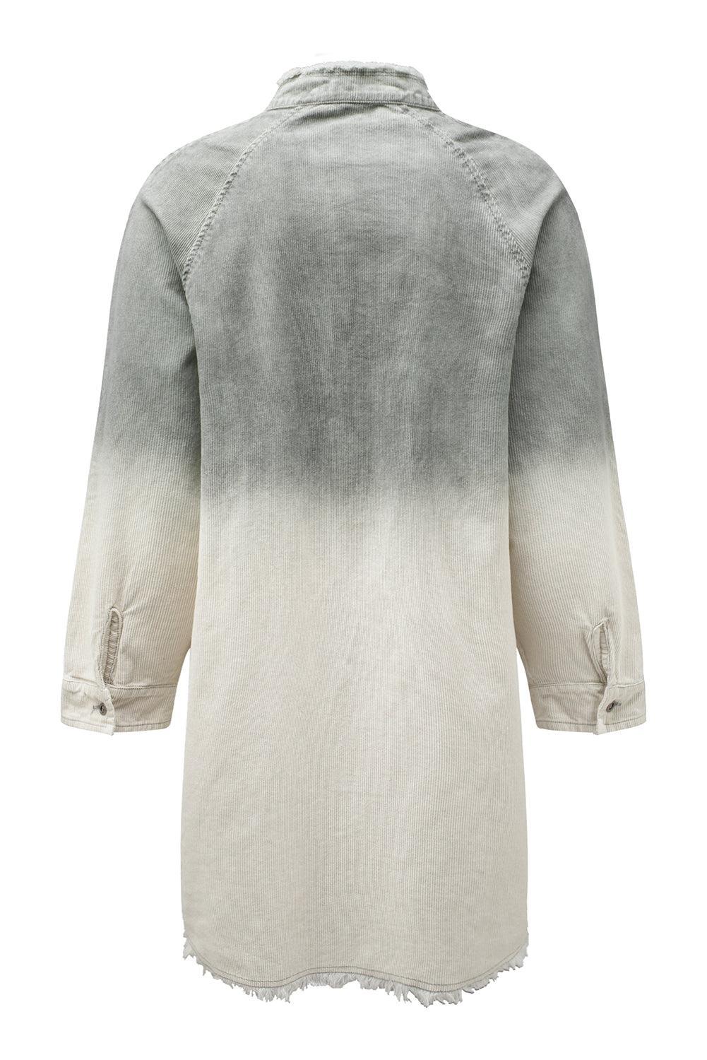 Robe en denim à manches longues avec un ourlet effiloché