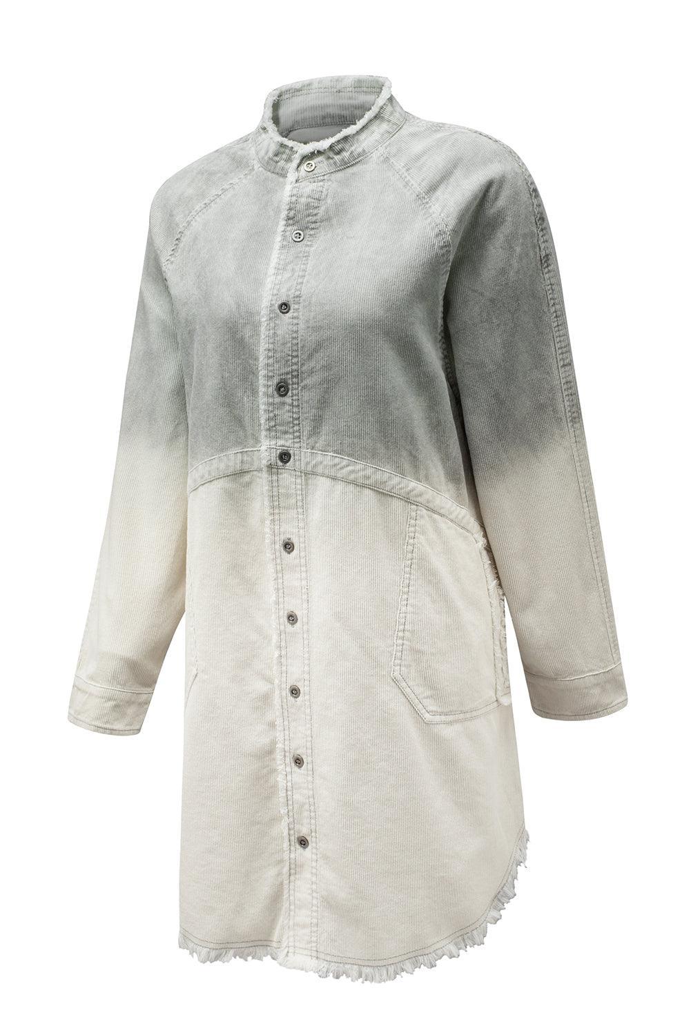 Robe en denim à manches longues avec un ourlet effiloché