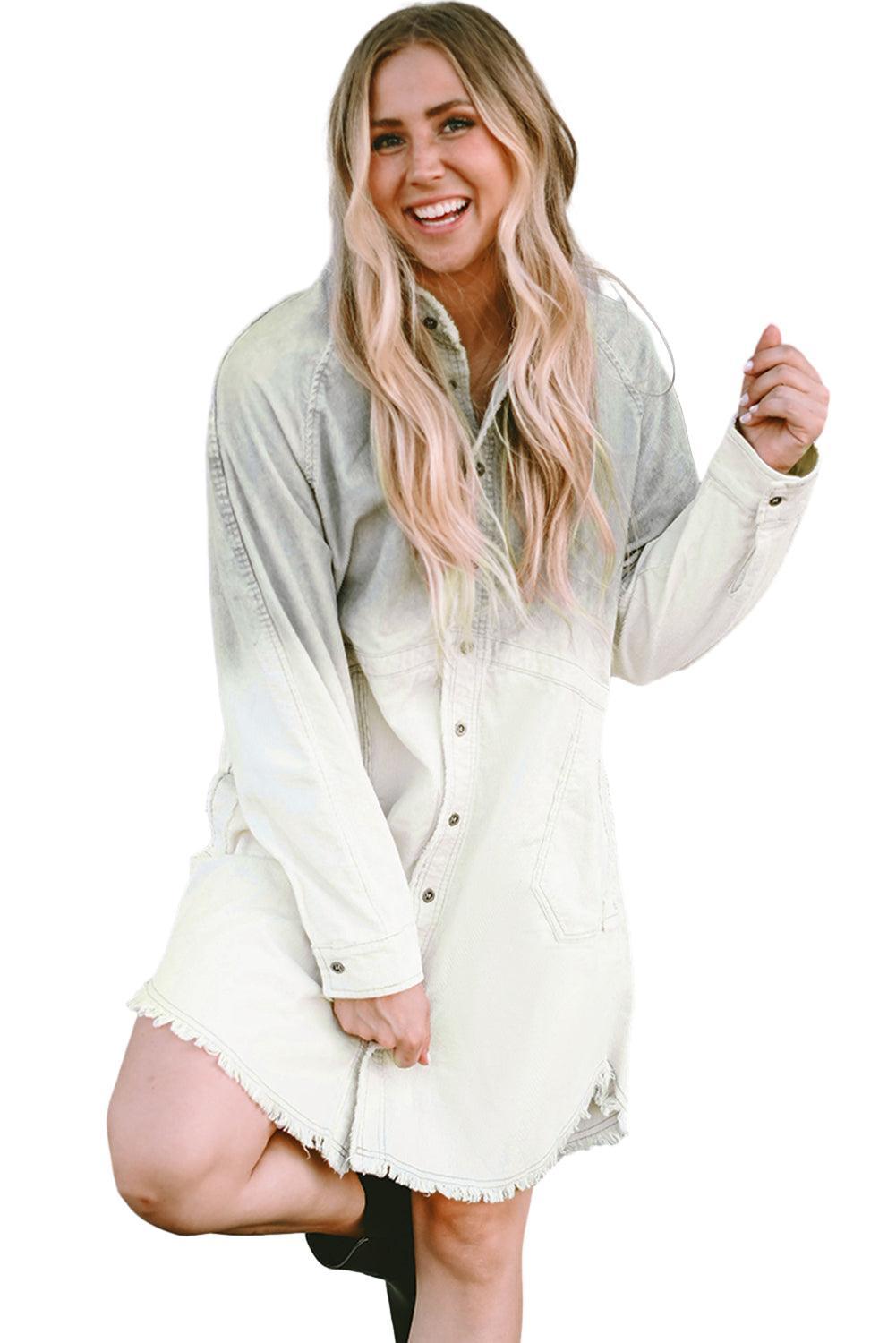 Robe en denim à manches longues avec un ourlet effiloché